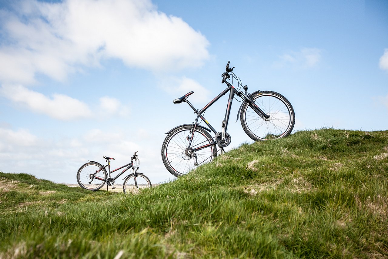 Trekkingräder auf Hügel auf Föhr