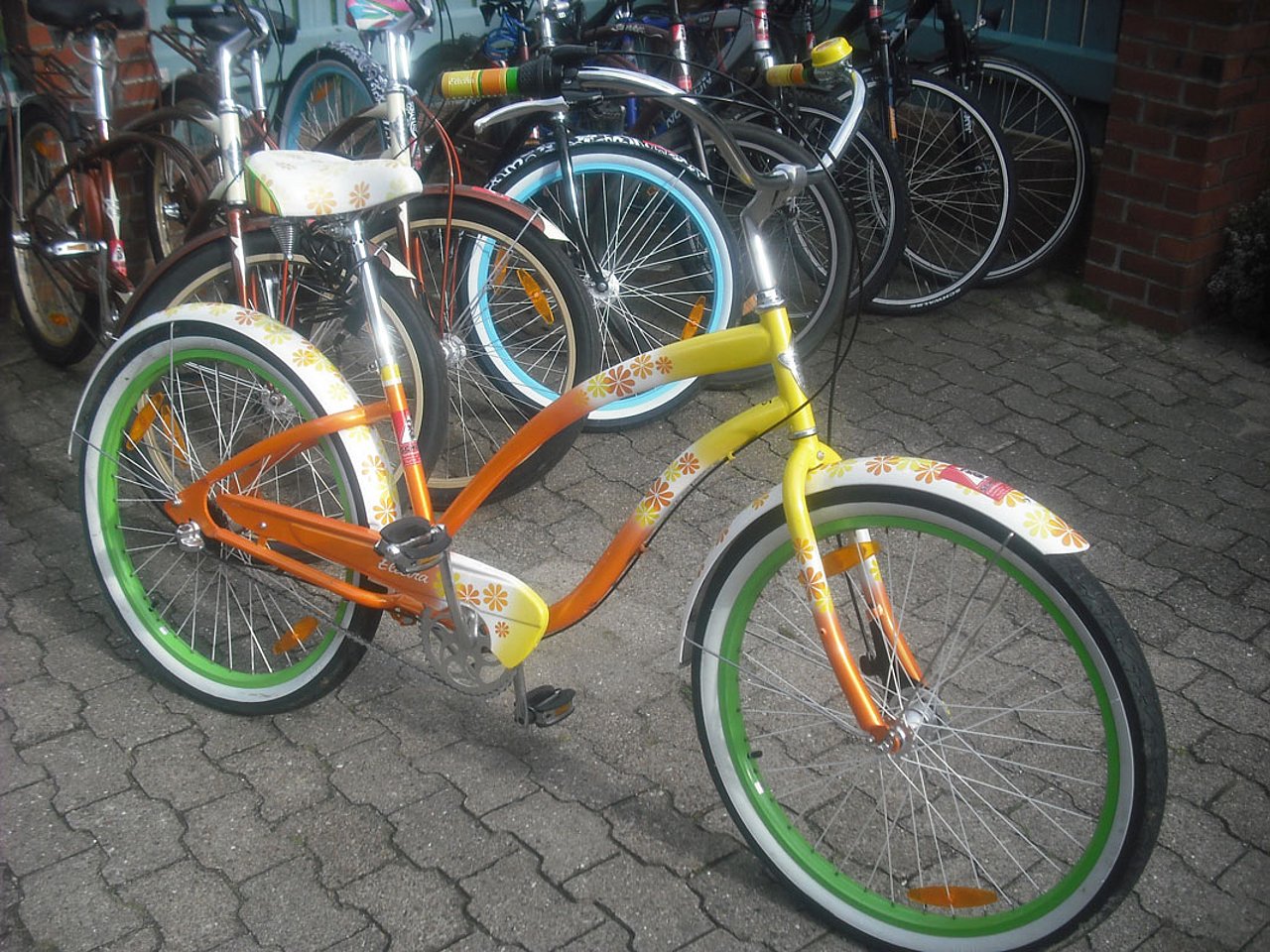 Ein grün und oranges Fahrrad von Fahrradverleih Schultz auf Föhr