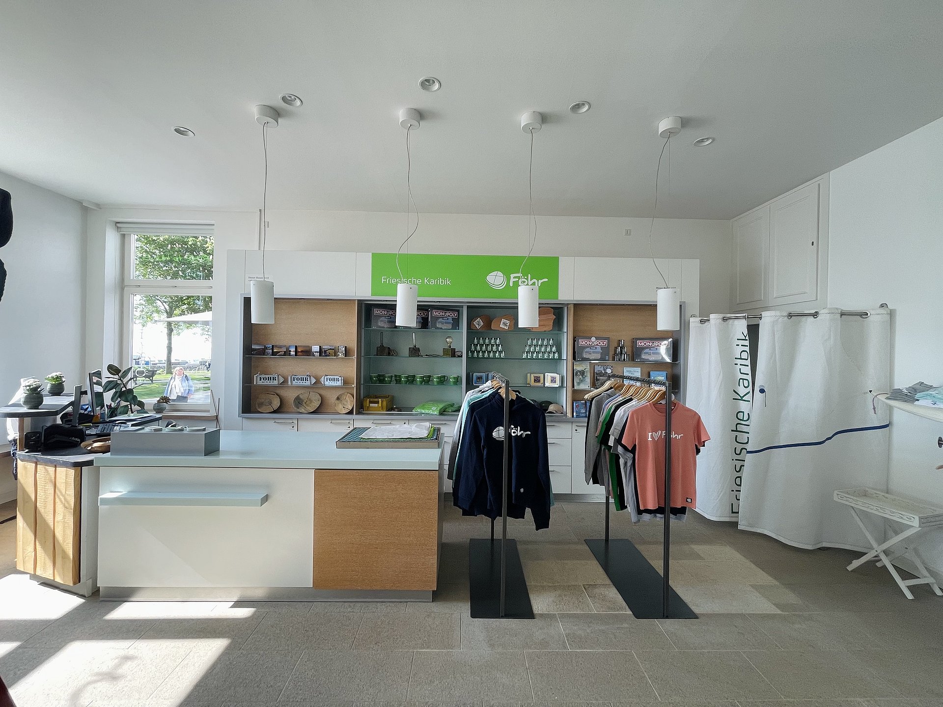 Der neue Föhr-Shop am Sandwall bietet neben hochwertigen Textilien auch Souvenirs und Kartenmaterial.