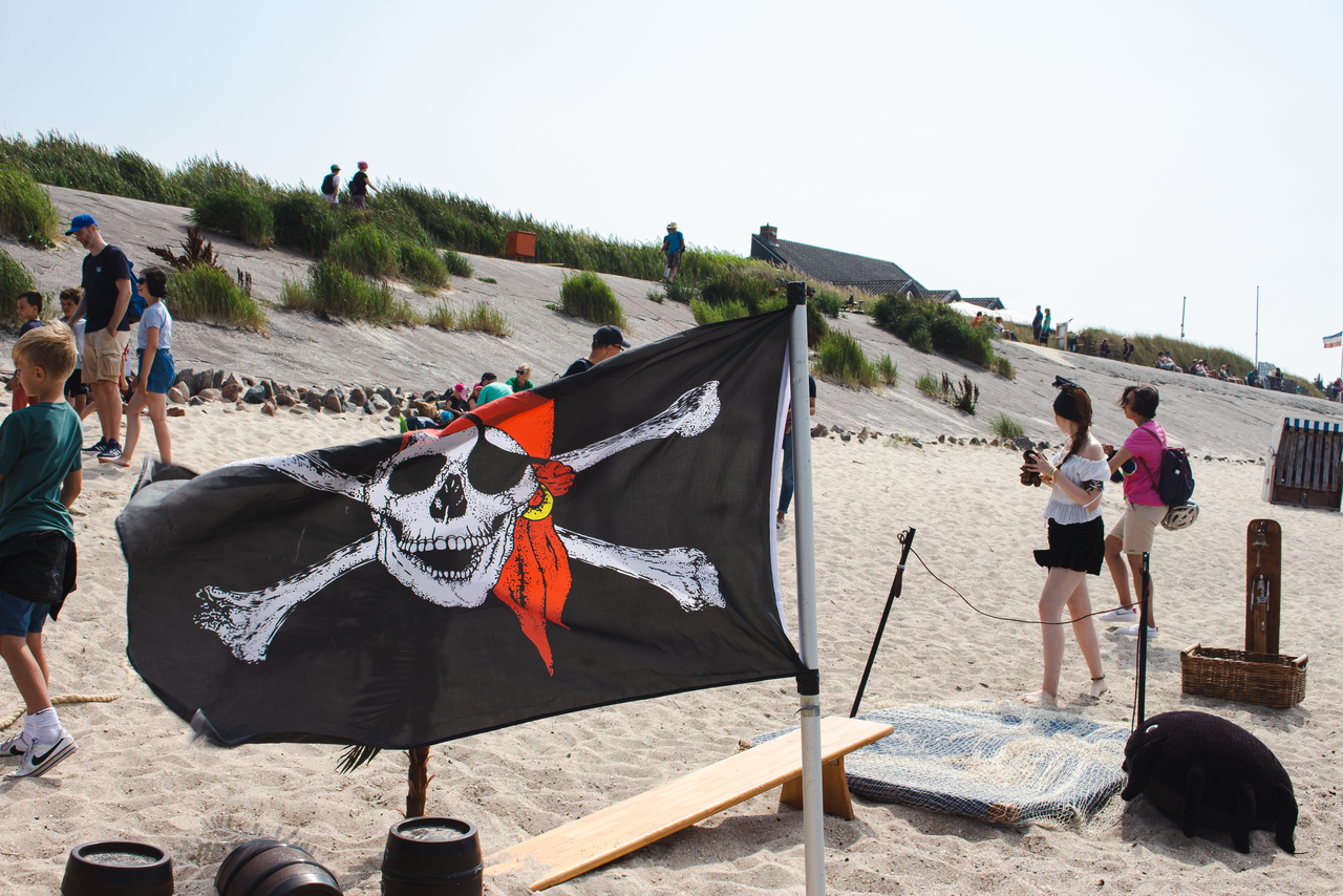 Piratenflagge am Strand.
