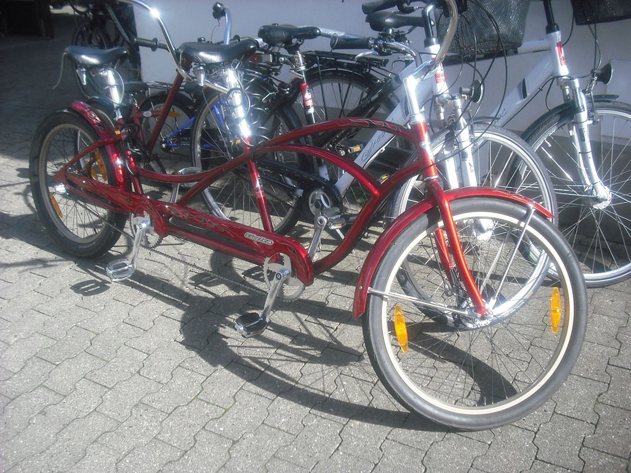 Ein rotes Tandem von Fahrradverleih Schultz auf Föhr