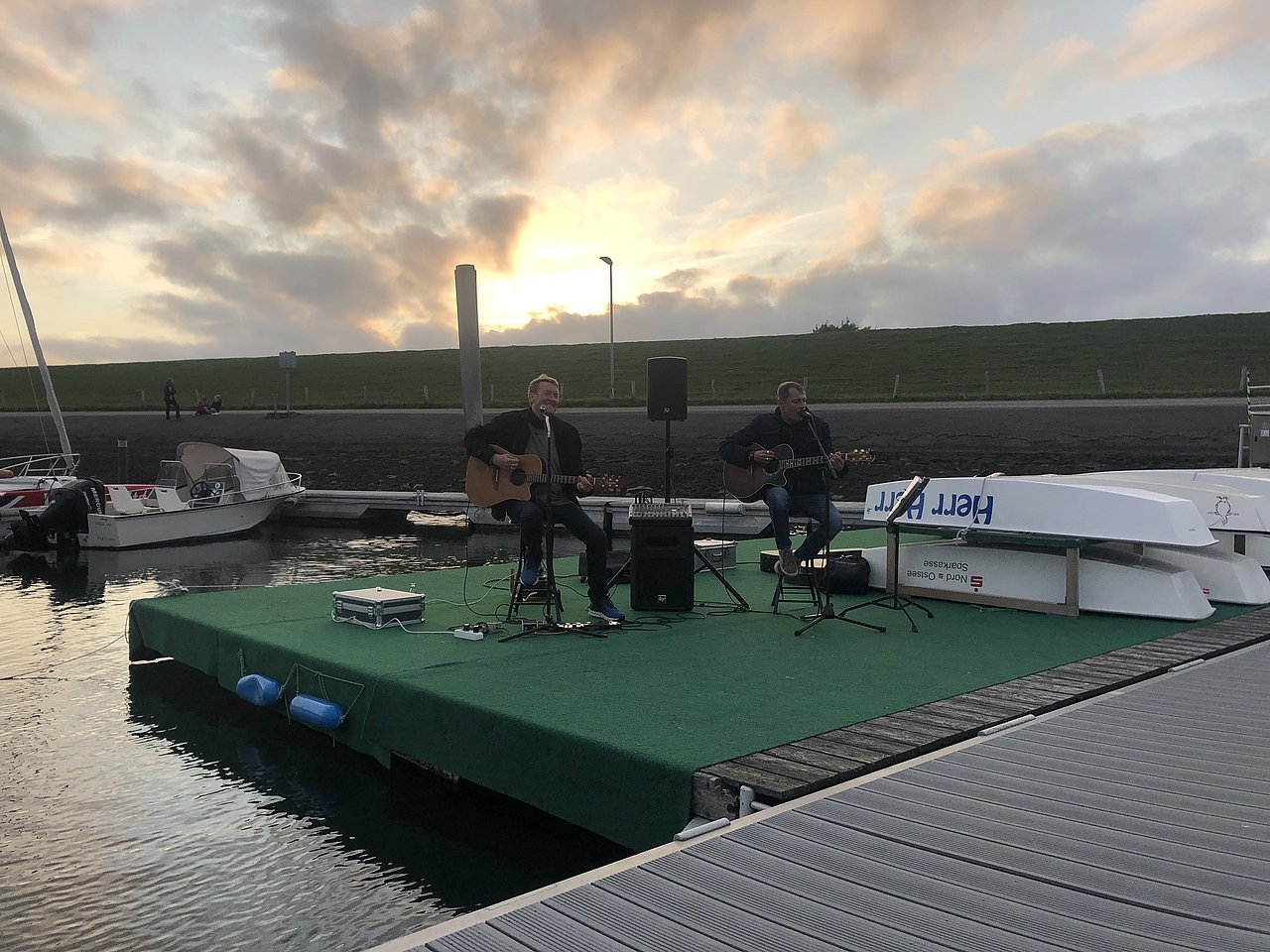Live-Konzert im Sportboothafen