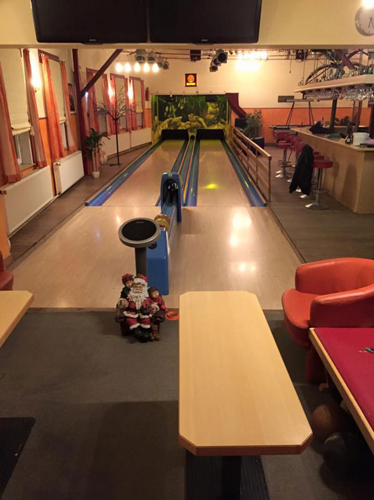Tresen und Sitzgelegenheit im Bowlingcenter Bi Jaine auf Föhr