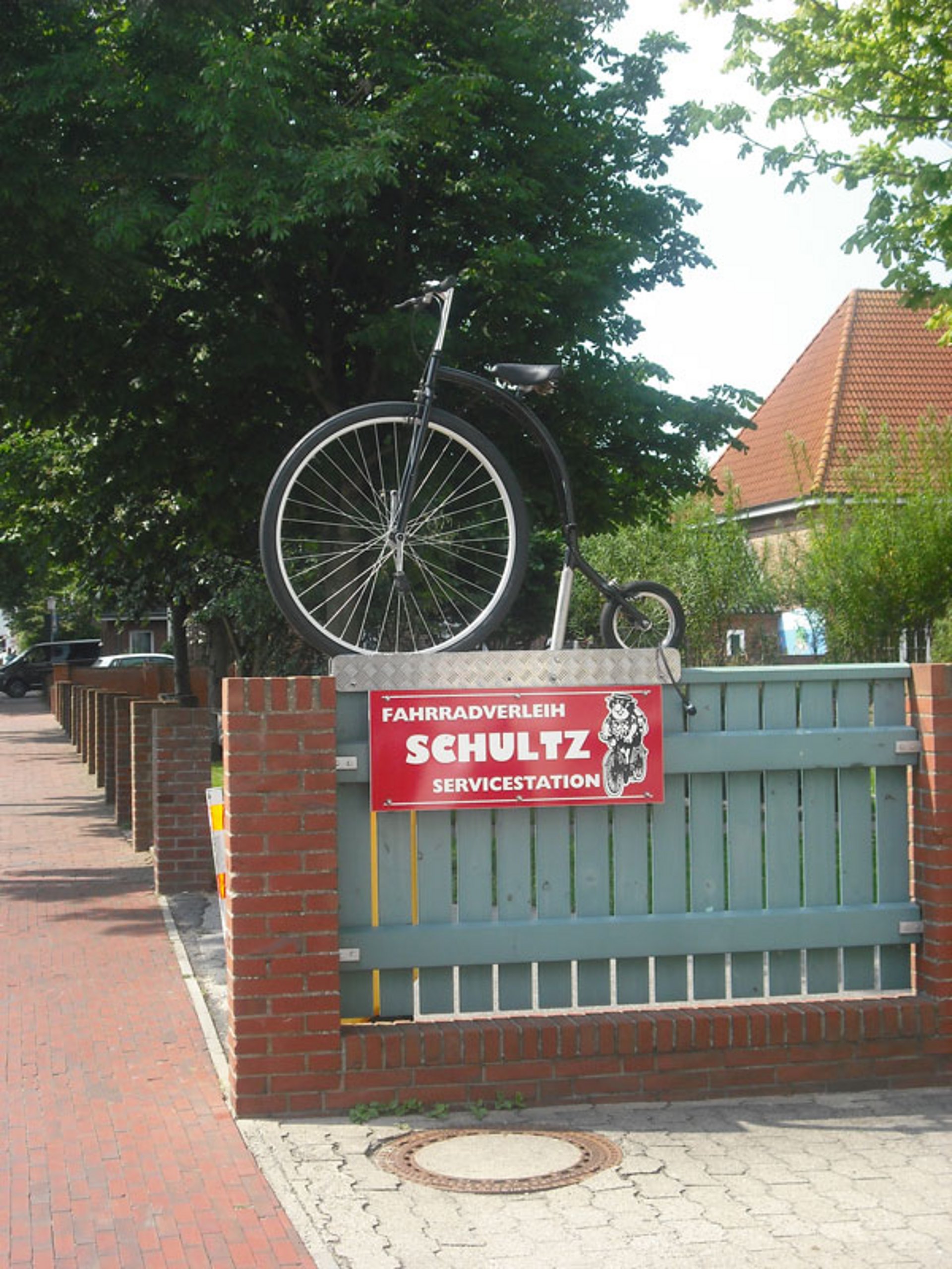 Ein Hochrad am Eingang zum Fahrradverleih Schultz auf Föhr