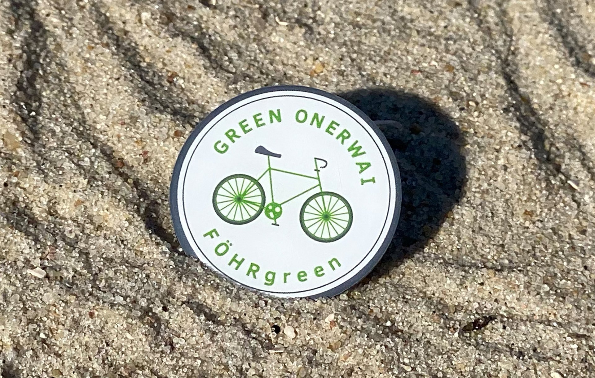 Den »green onerwai«-Anstecker erhalten alle, die mehr als zehn Stempel gesammelt haben gegen Vorlage des Stempelhefts in den Tourist-Informationen. 