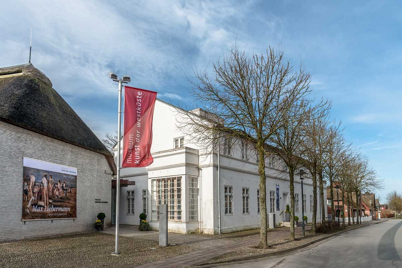 Außenansicht Museum Kunst der Westküste auf Föhr von der Hauptstraße