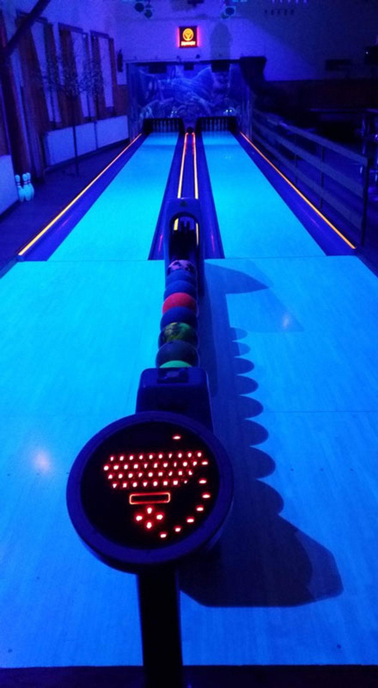 Bowlingbahn mit Schwarzlichtbeleuchtung im Bowlingcenter Bi Jaine auf Föhr