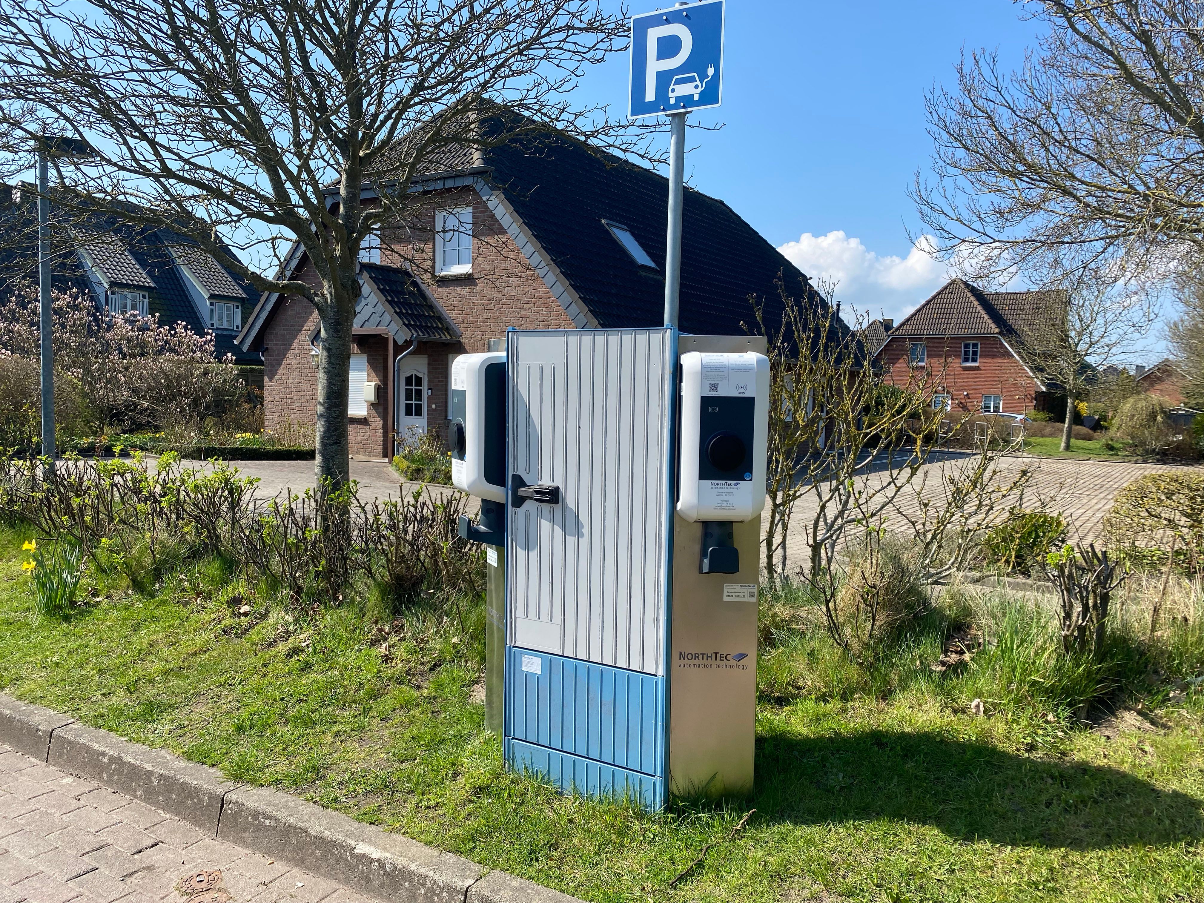 E-Ladesäule beim Feuerwehrhaus in Wrixum