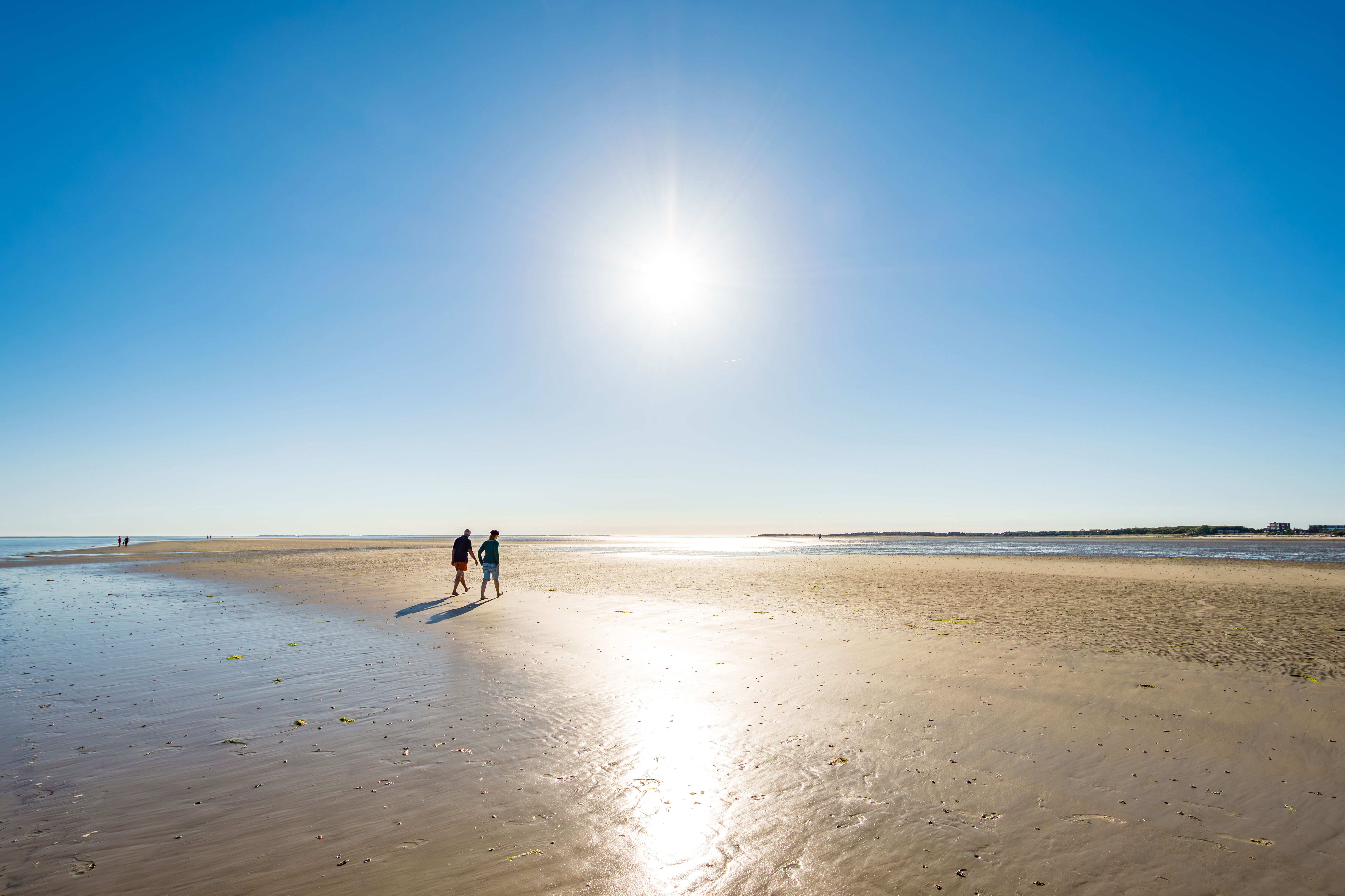 Zwei Personen im Watt am Südstrand auf der Insel Föhr