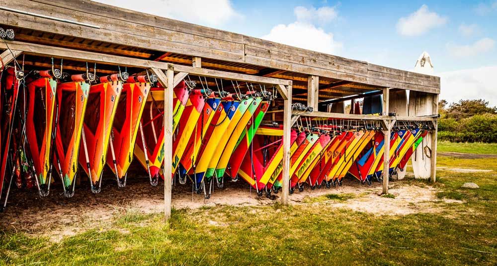 Surfsegel im Segelschuppen der Nieblumer Windsurfing Schule auf Föhr