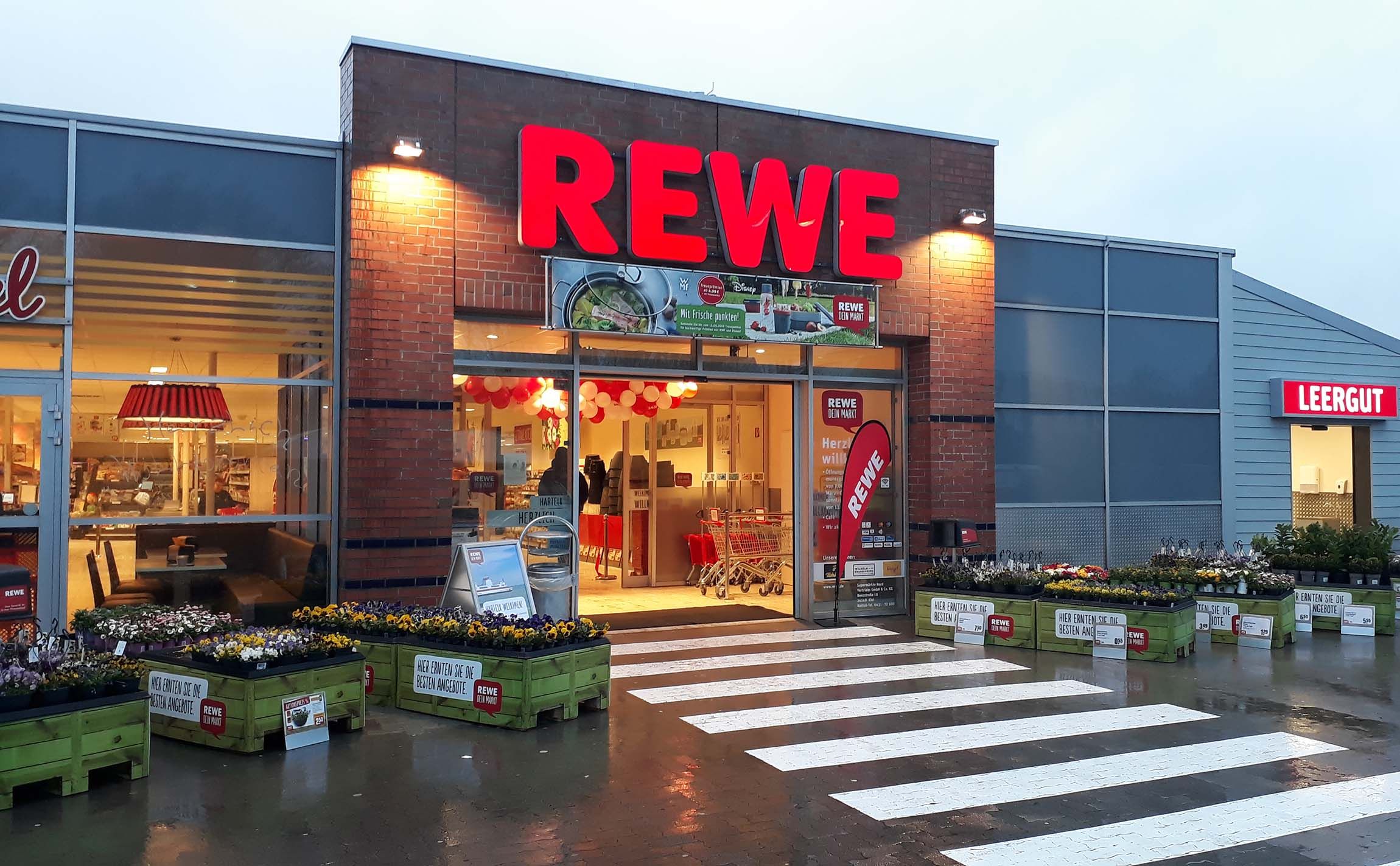Eingang des REWE-Markes in Wyk von außen