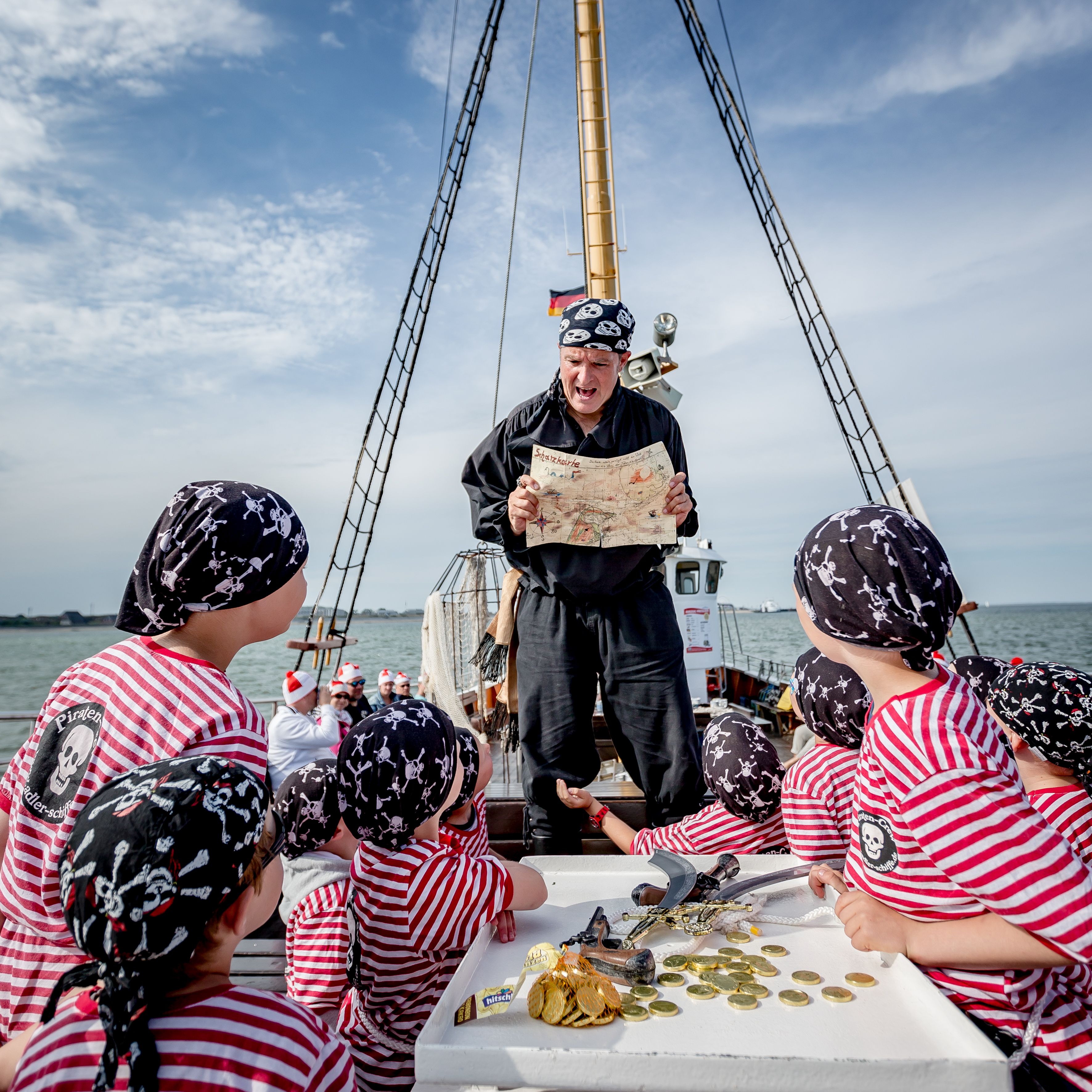 Kinder auf einem Piratenschiff