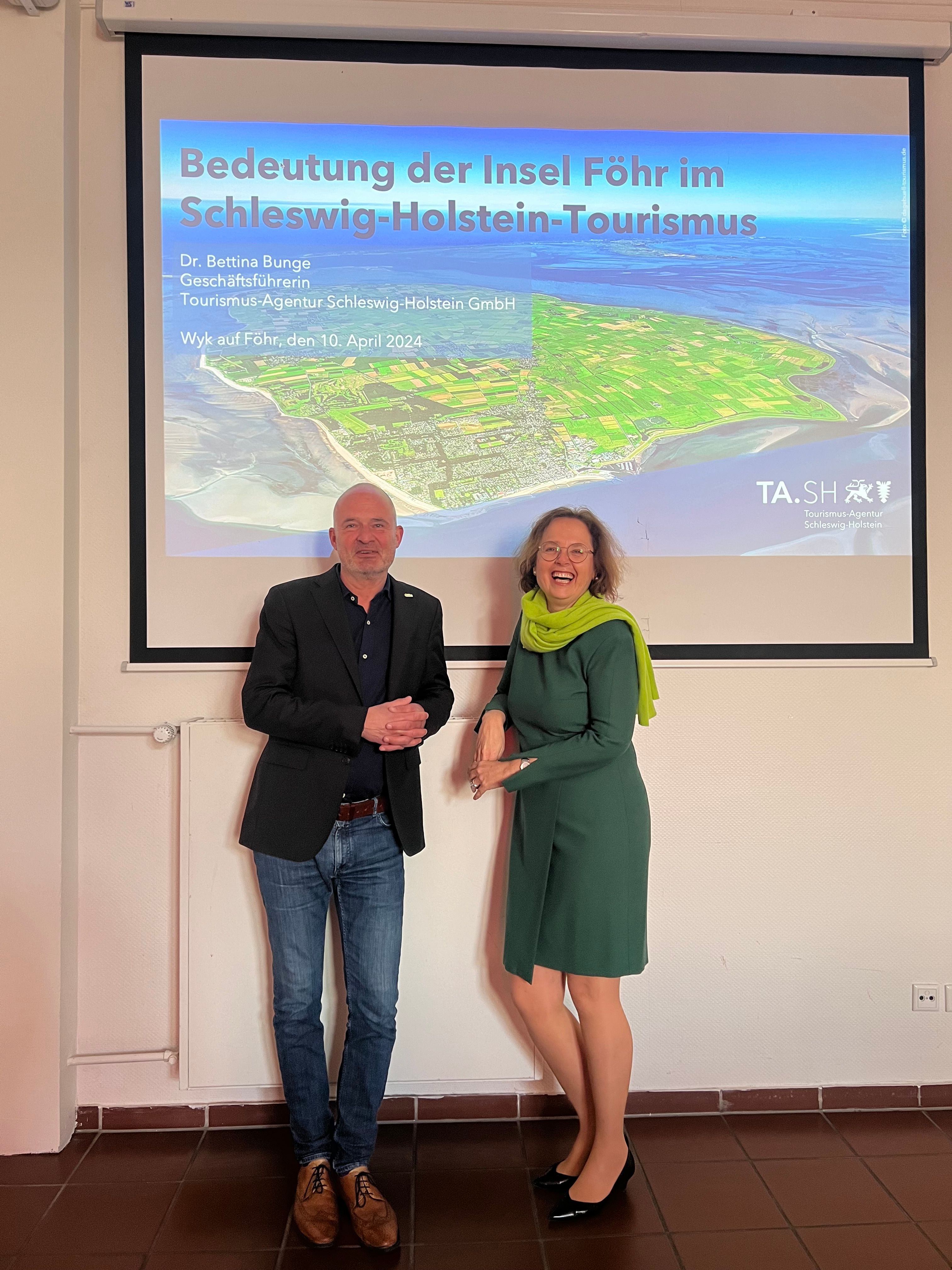 Dr. Bettina Bunge, Geschäftsführerin der TA.SH, und Jochen Gemeinhardt, Geschäftsführer der Föhr Tourismus GmbH, bei Bunges Vortrag in Wyk auf Föhr.