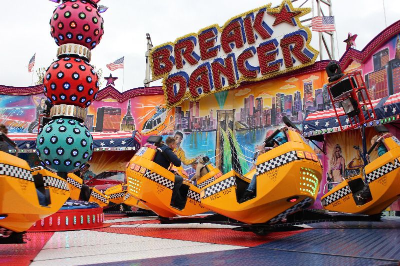 Fahrgeschäft »Breakdancer« auf dem Jahrmarkt in Wyk auf Föhr