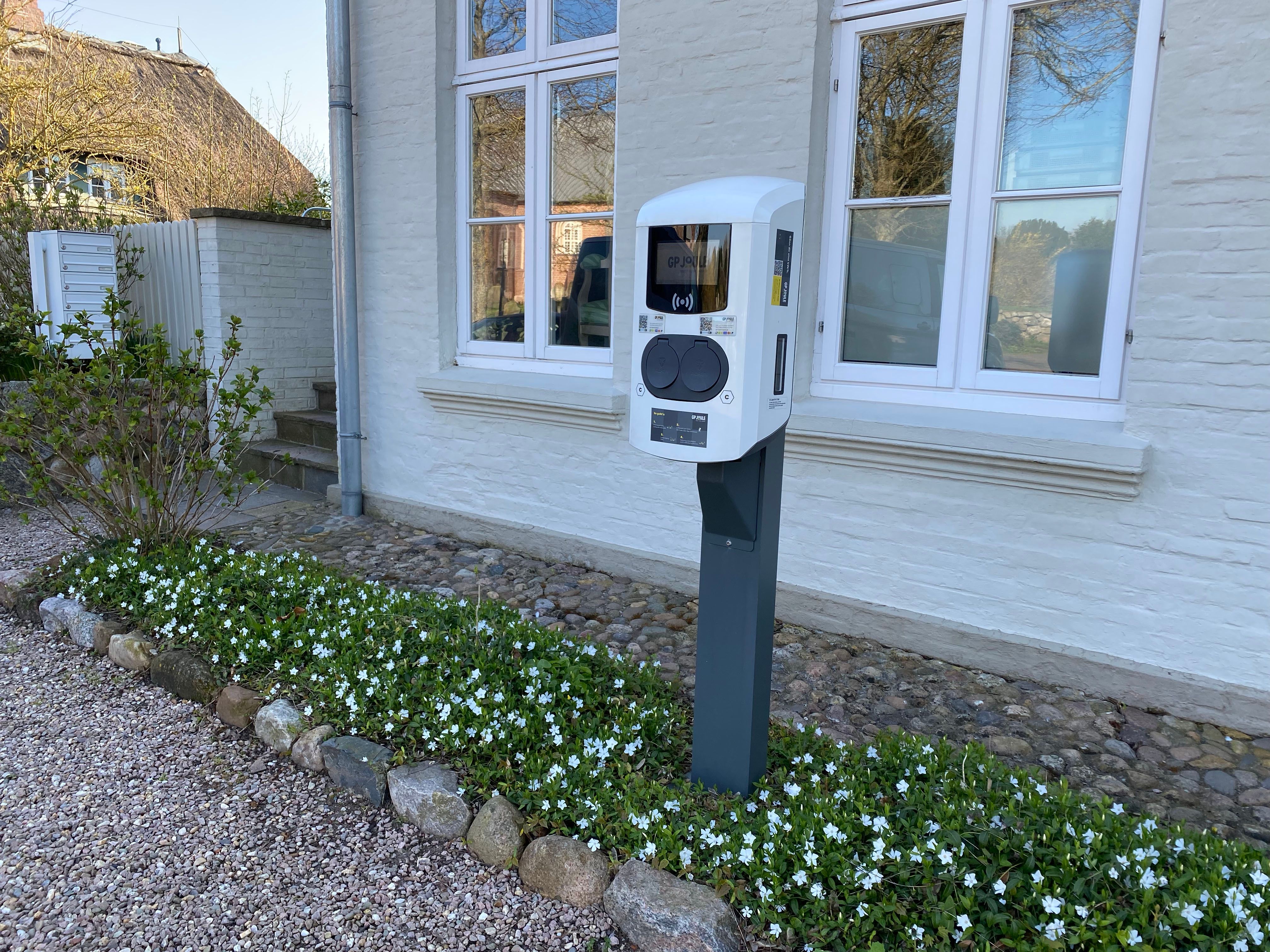 E-Ladesäule auf dem Parkplatz vor Namine Witt in Nieblum