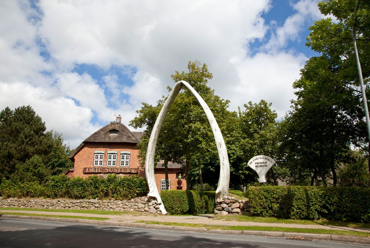 Ein eindrucksvoller Torbogen aus Walknochen bildet den Eingang zum Friesenmuseum auf Föhr