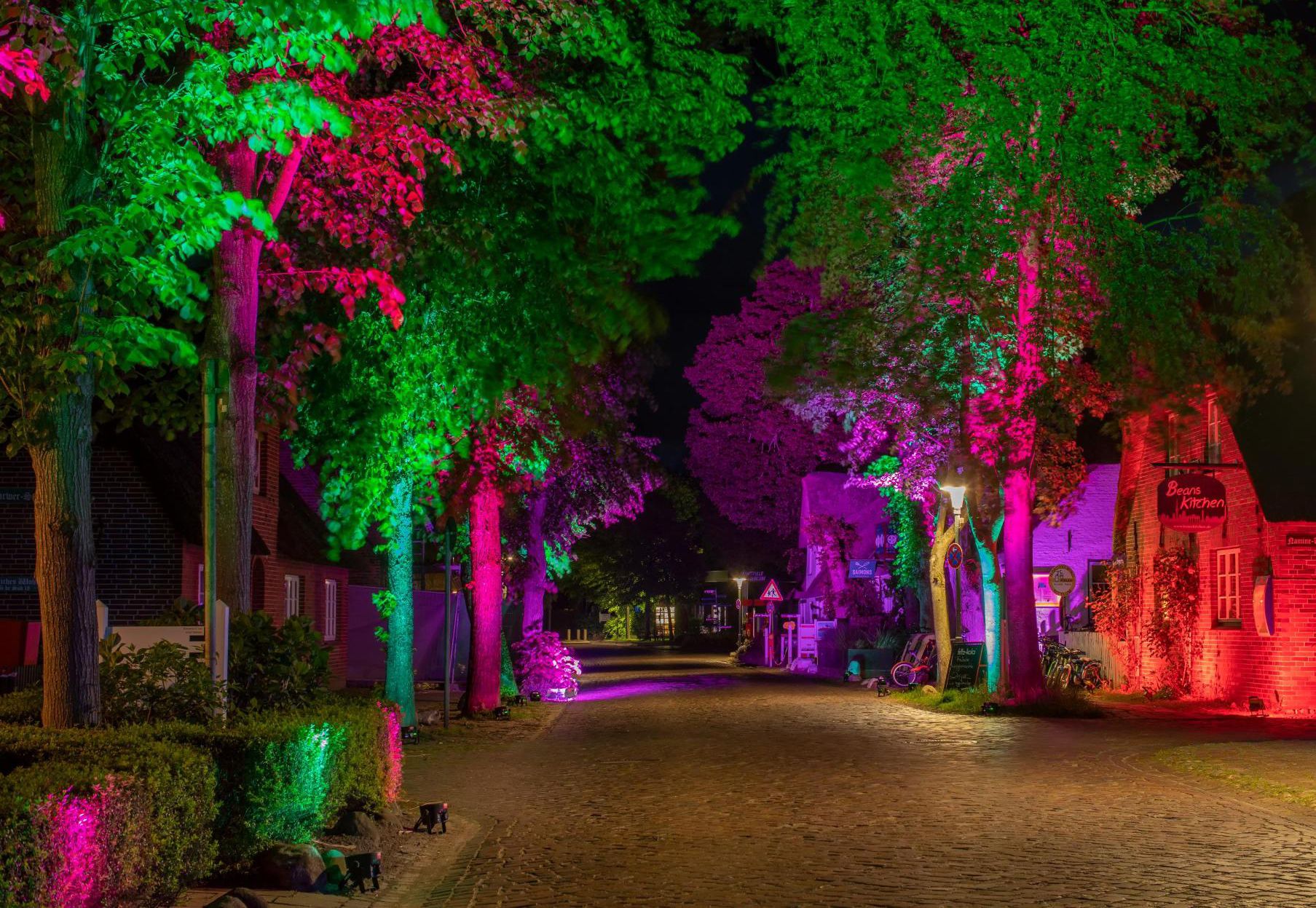 Lichtinstallation bei Nacht auf der Jens-Jacob-Eschel-Straße in Nieblum
