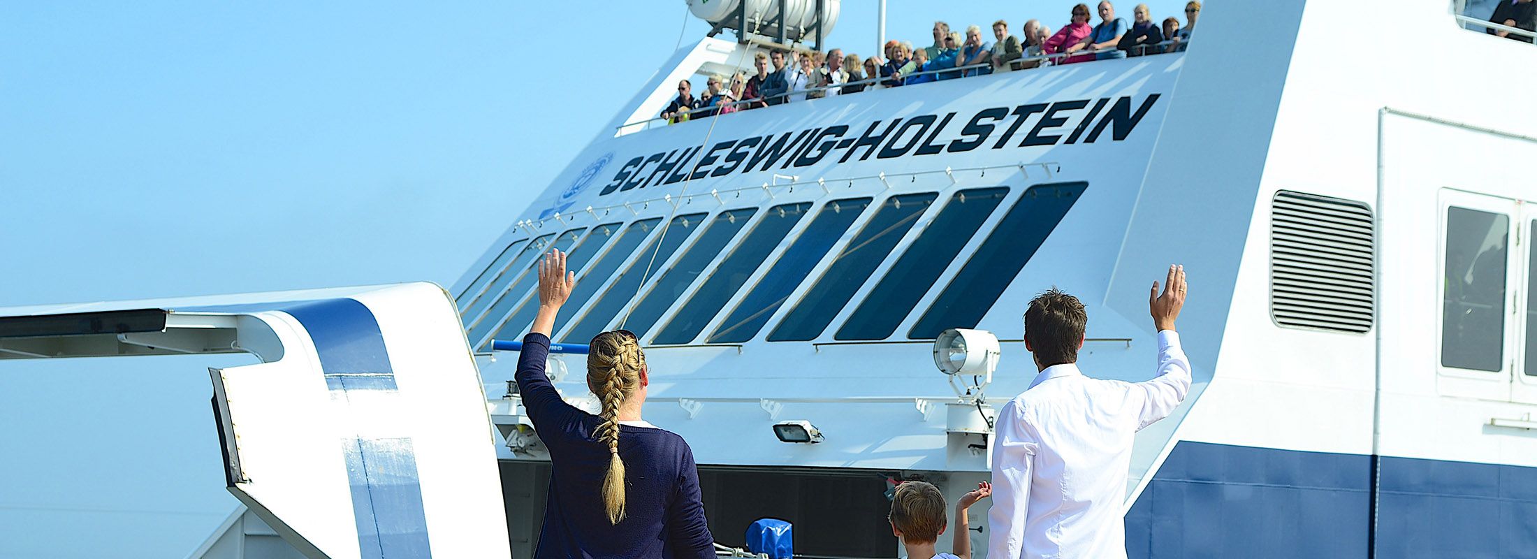 Familie bei der Begrüßung der ankommenden Fähre am Hafen von Wyk