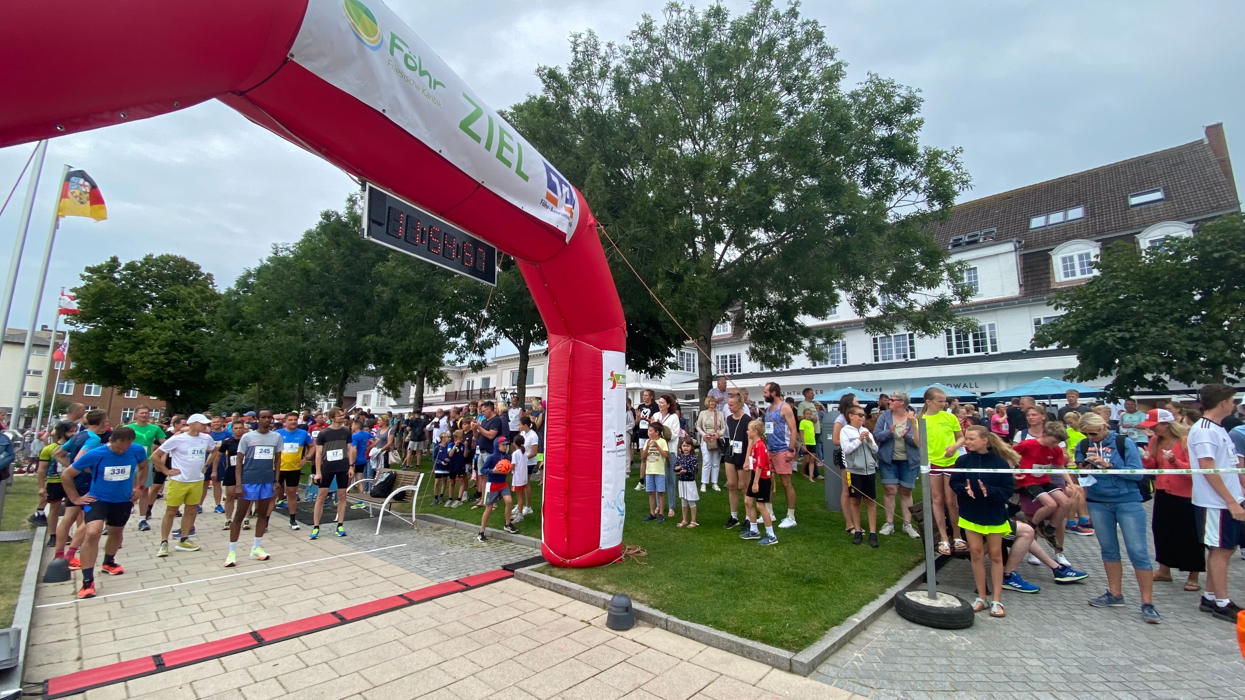 Laufbegeisterte beim Start des Wyker Stadtlauf