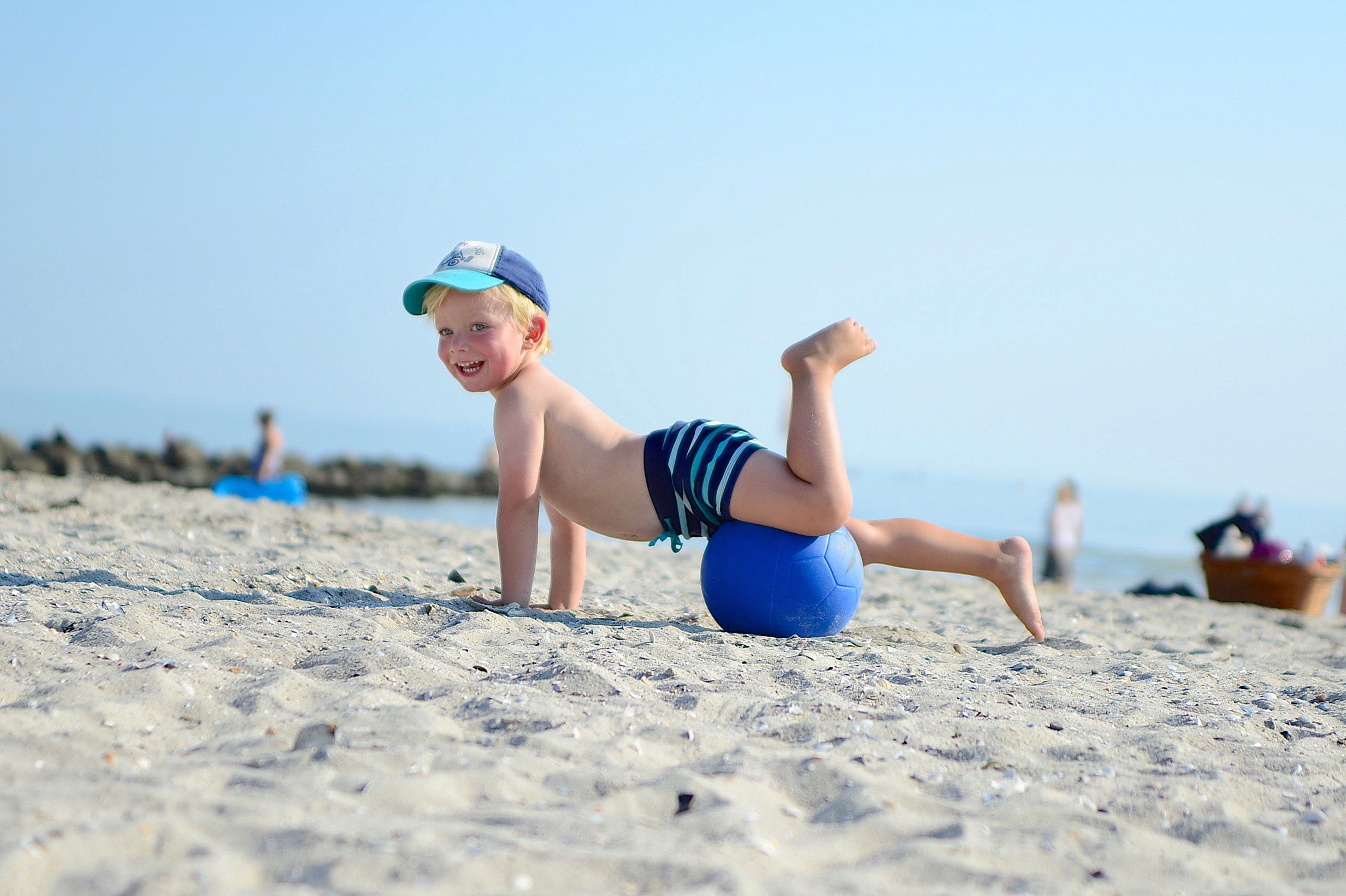 Kind am Strand mit Ball