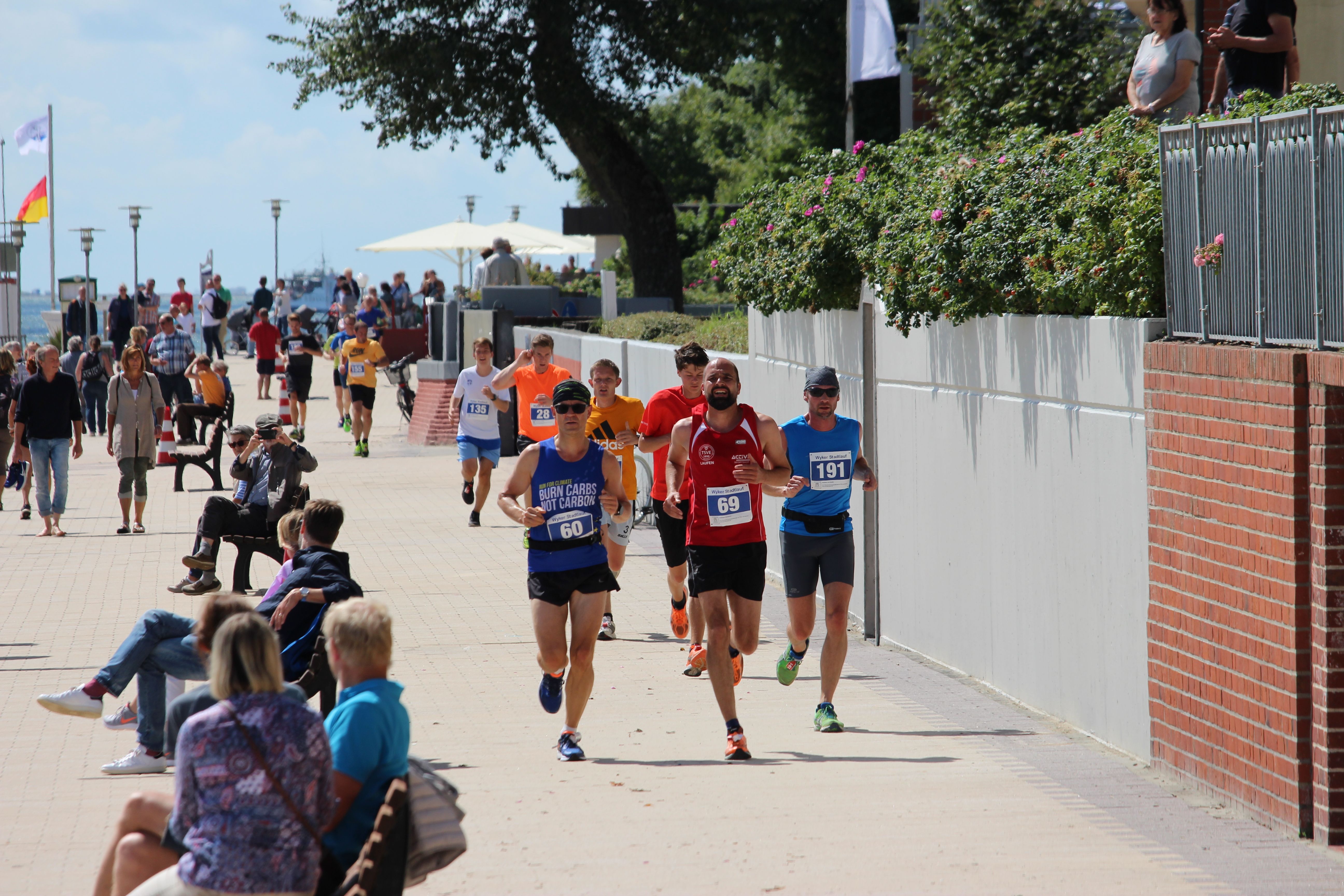 Läufer auf der Promenade beim Wyker Stadtlauf