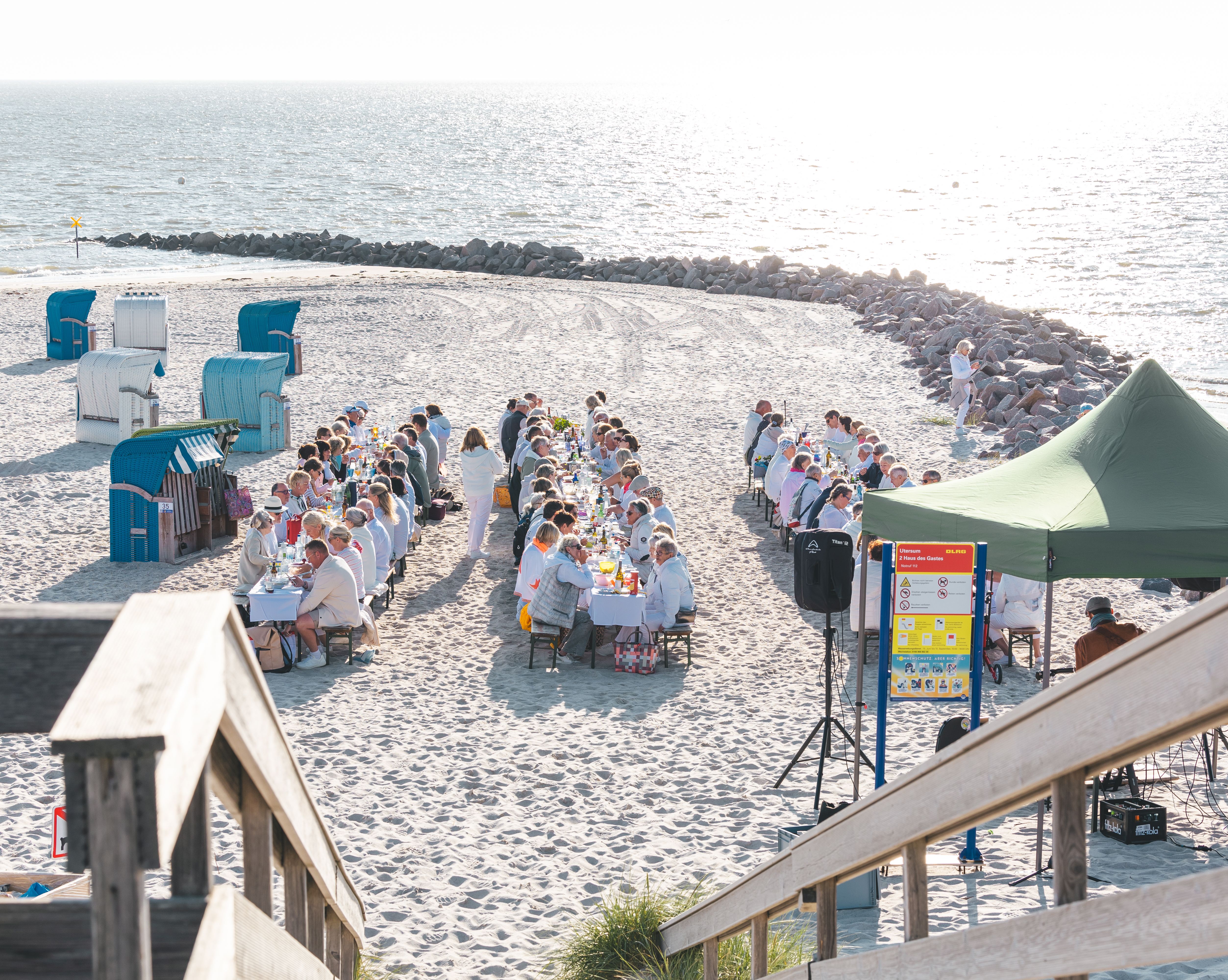 Das White Dinner am Utersumer Strand: gemeinsames Picknick mit Musik.
