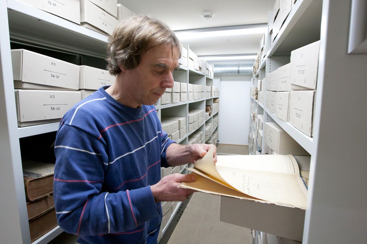 Ein Mann auf der Suche an Wissen im Archiv der Ferring Stiftung auf Föhr