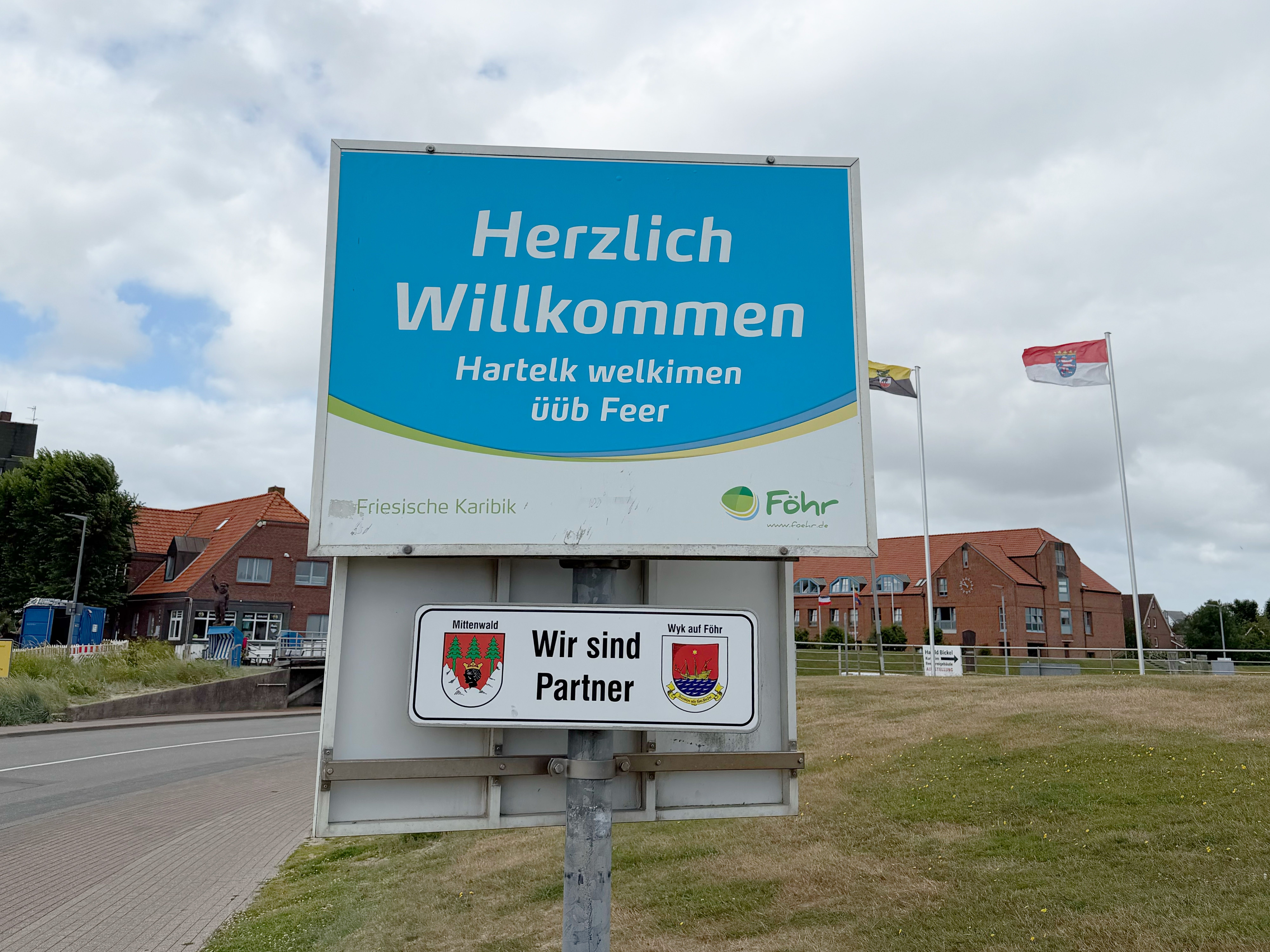 Begrüßung auf Deutsch und Friesisch.