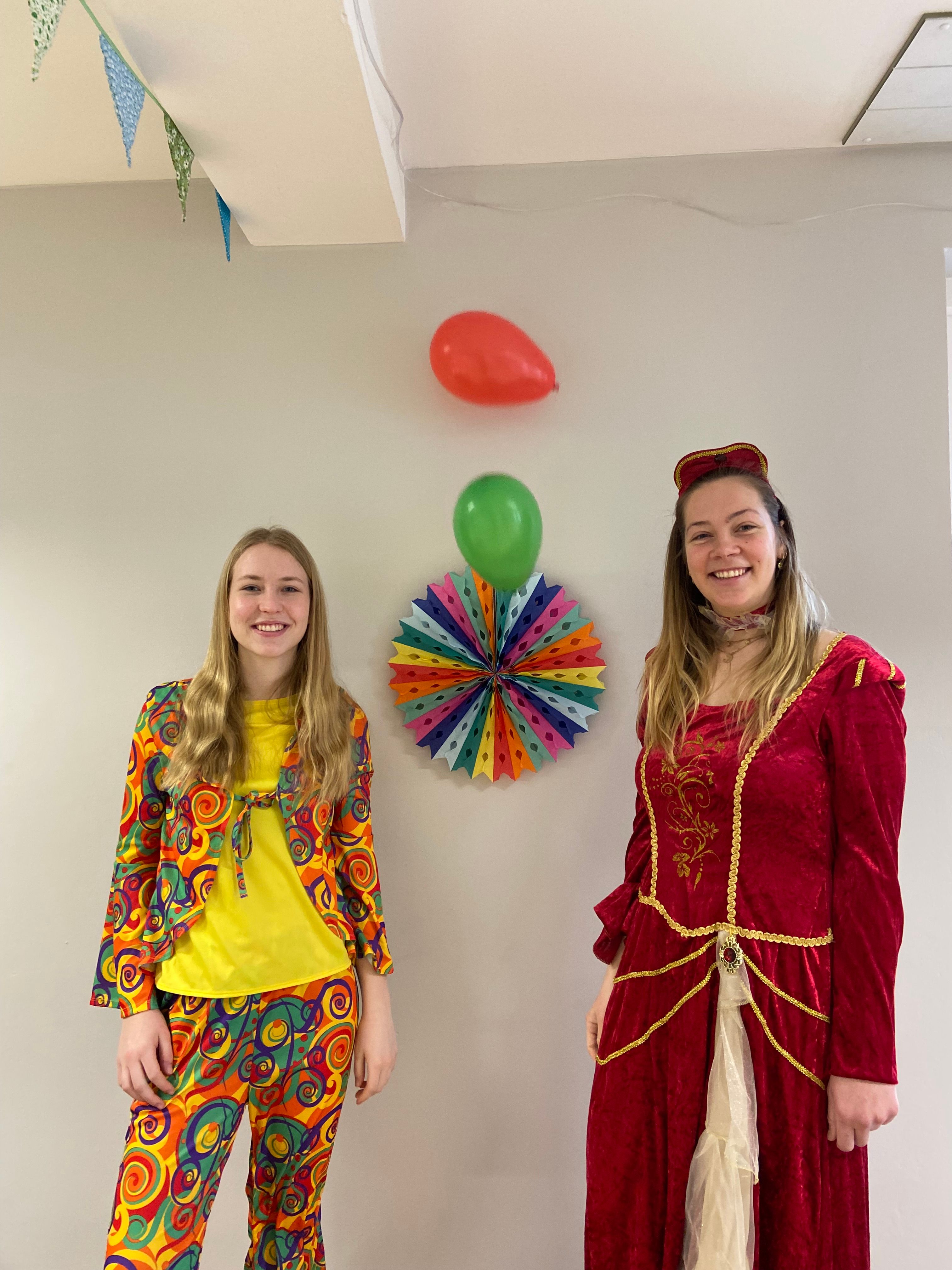 AmelieAhoi und MaikeMoin probieren Kostüme für die Kinderfaschingsparty auf Föhr an.