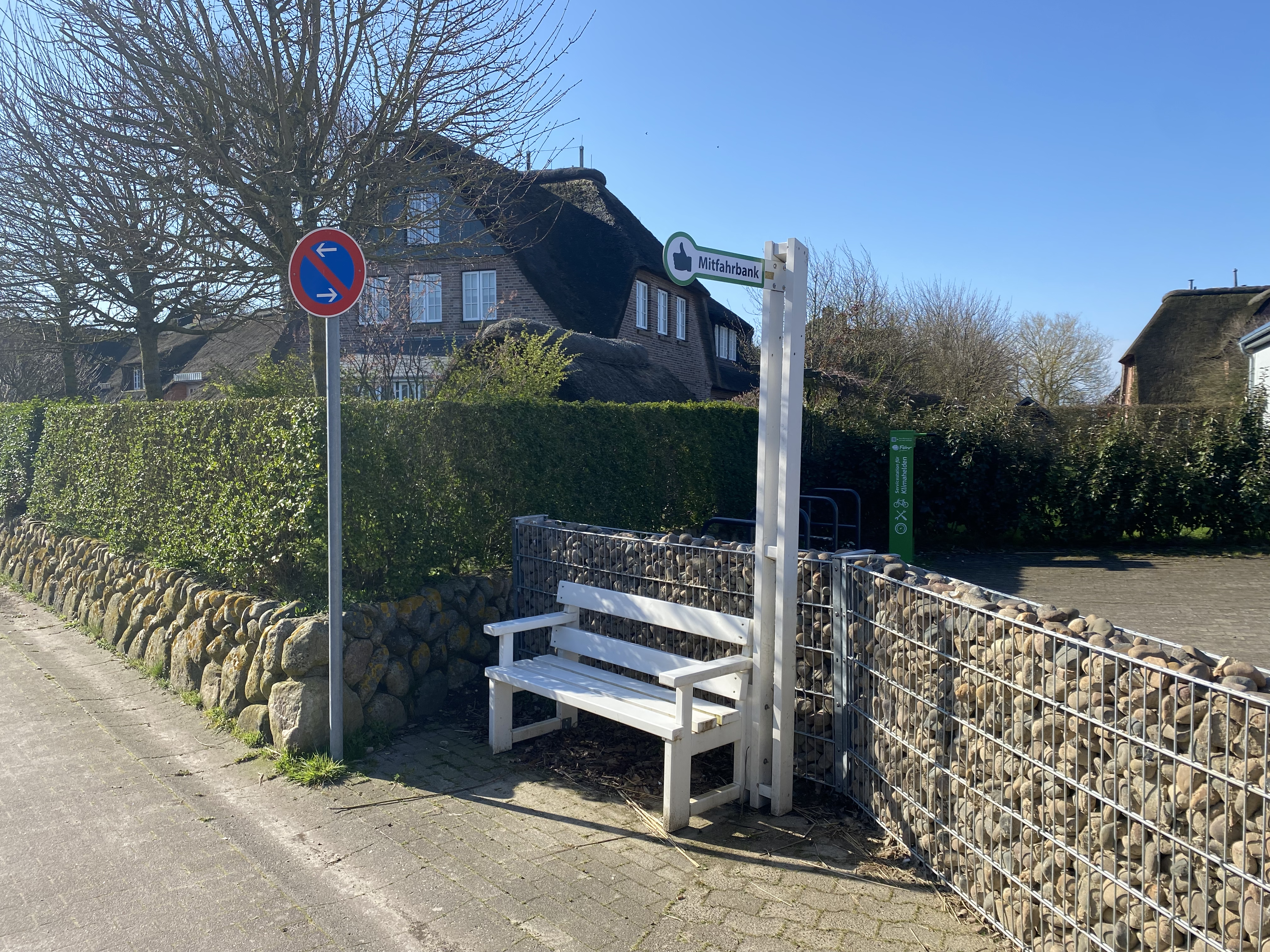 Mitfahrbank in Borgsum an der Feuerwehr.