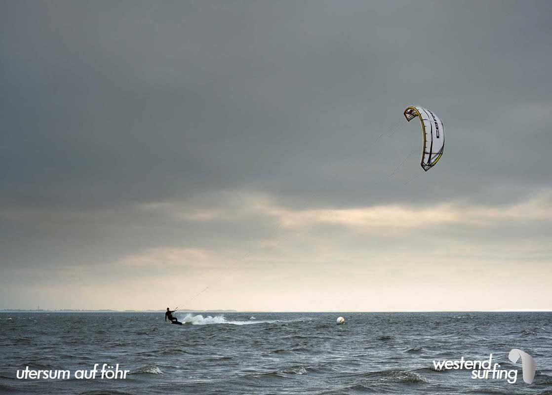 Kiteboarder vor grauer Kulisse auf Föhr