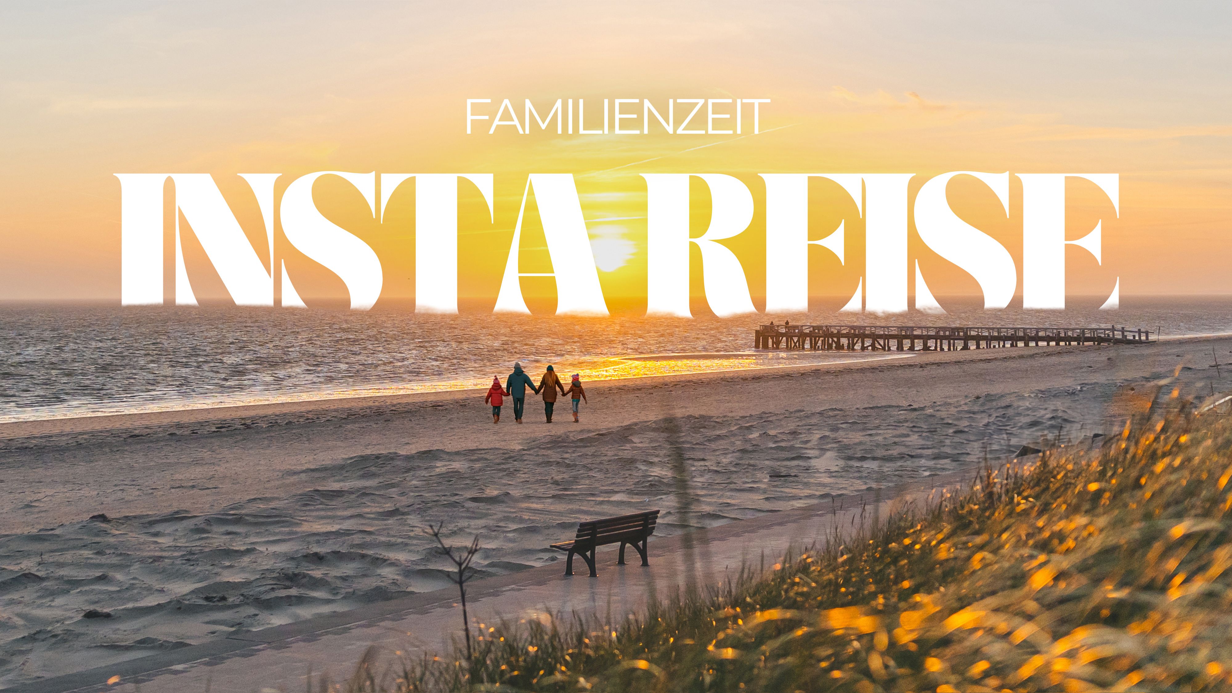 Strandszene bei Sonnenuntergang mit einer Familie und Seebrücke im Hintergrund