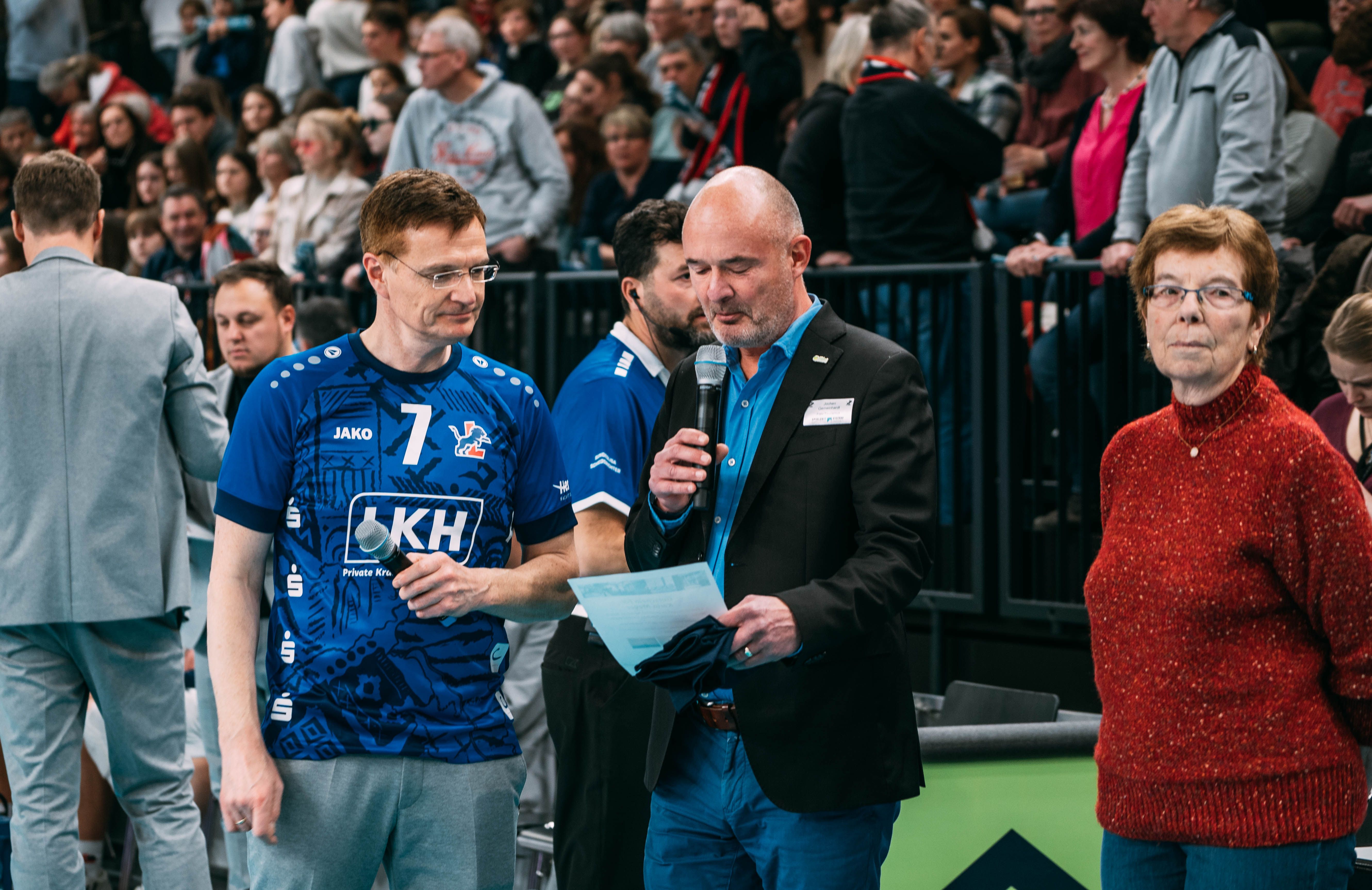 FTG-Geschäftsführer Jochen Gemeinhardt übergibt den Gewinn an Karin Meyer.