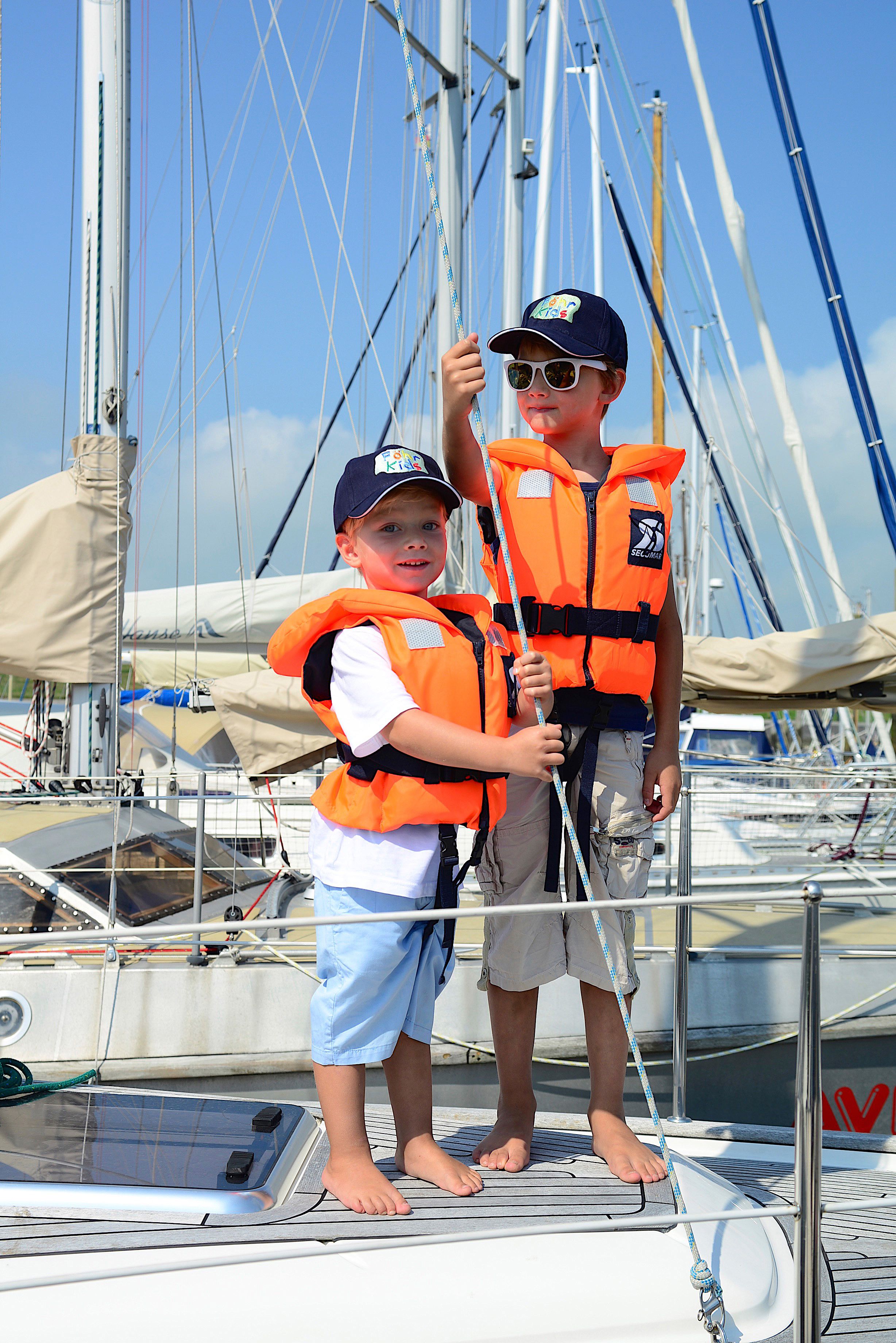 Kinder auf Boot