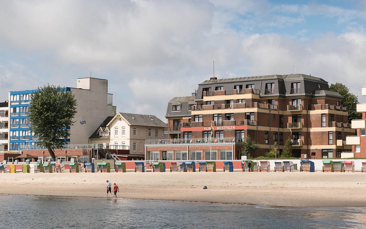 Die Klinik Westfalen auf Föhr von außen vom Strand