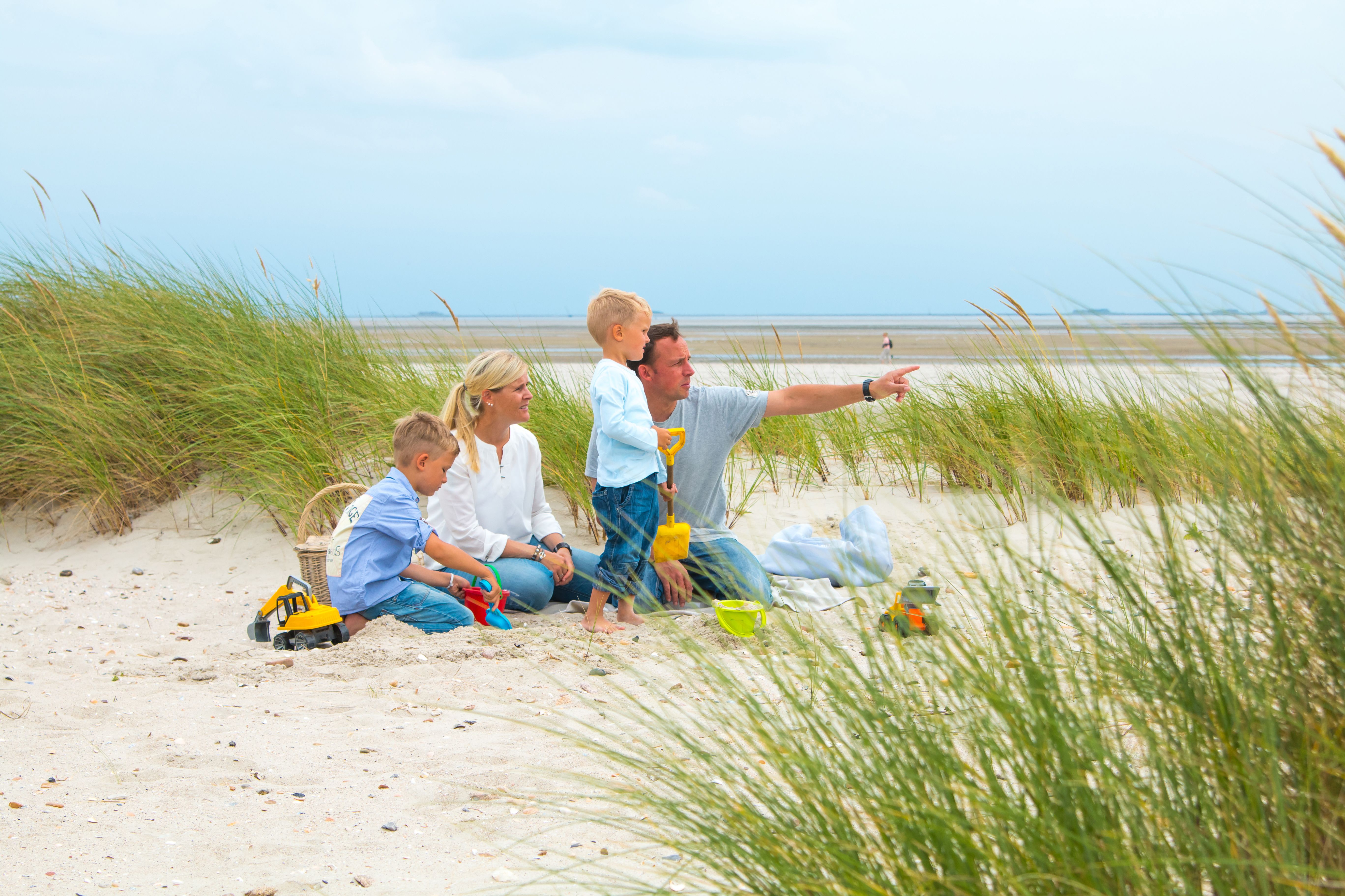 Strandszene mit einer Familie in Nieblum auf der Insel Föhr
