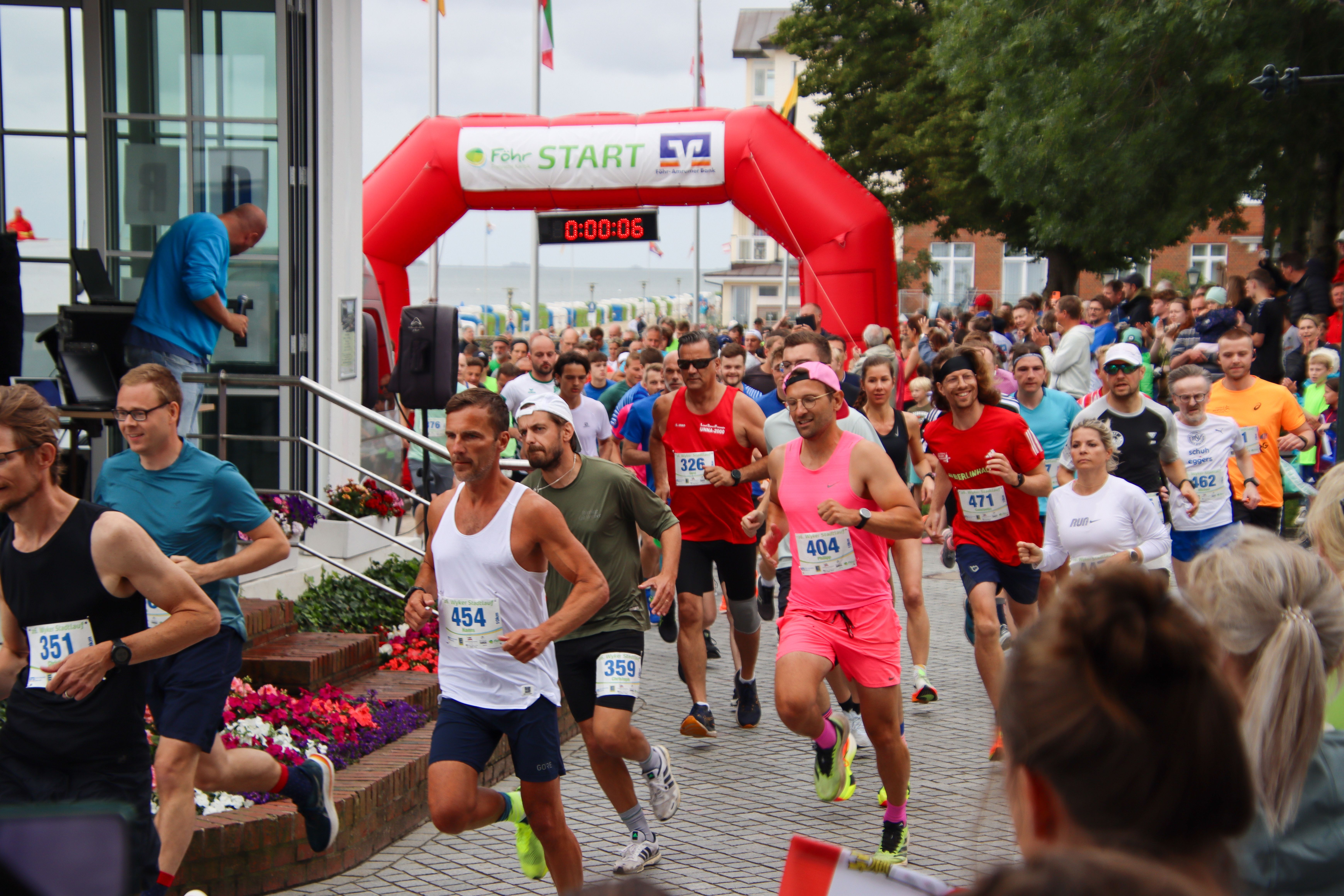 Personen starten bei einer Laufveranstaltung