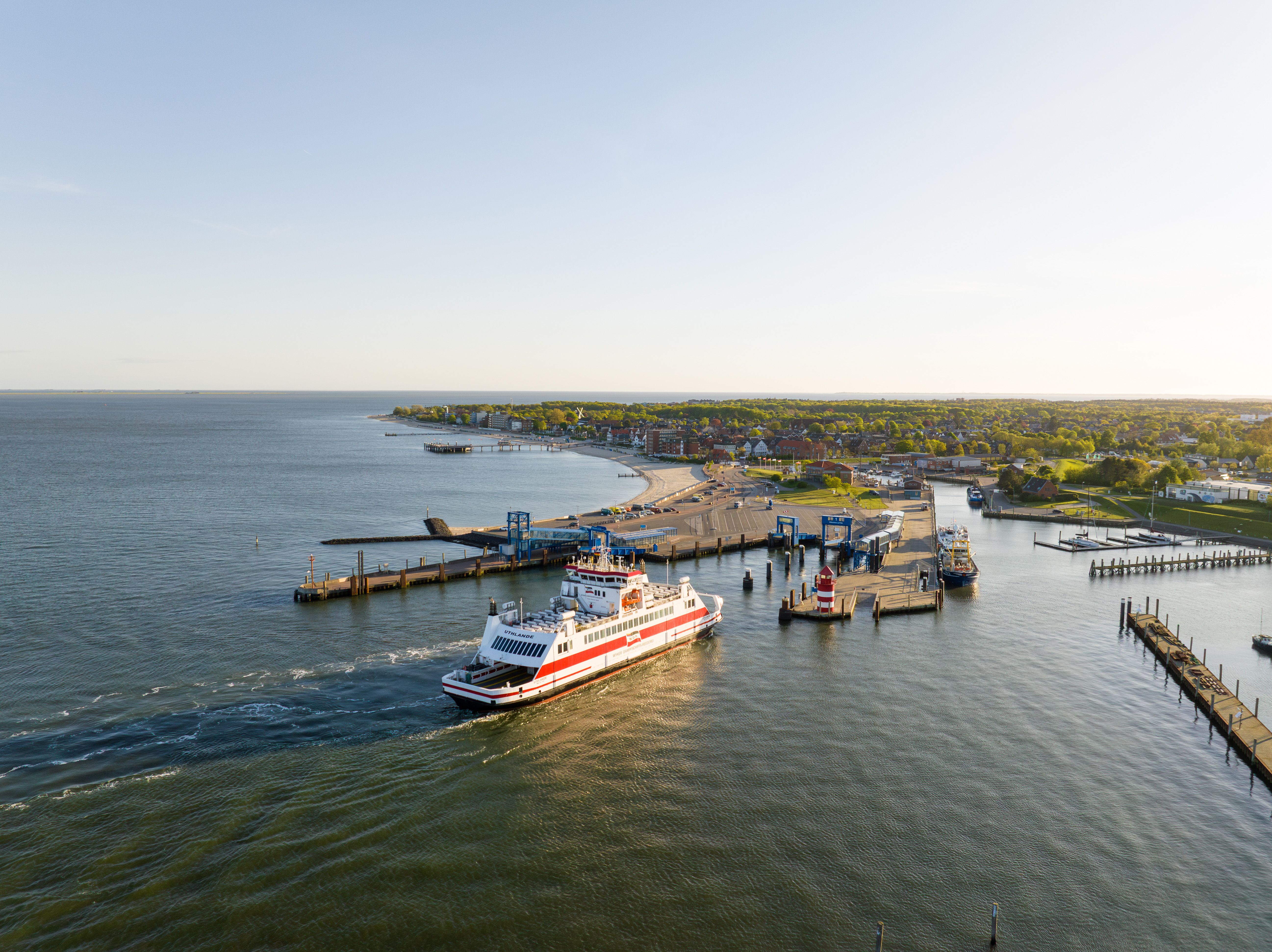 Luftaufnahme des Hafens von Wyk auf Föhr mit einer Fähre