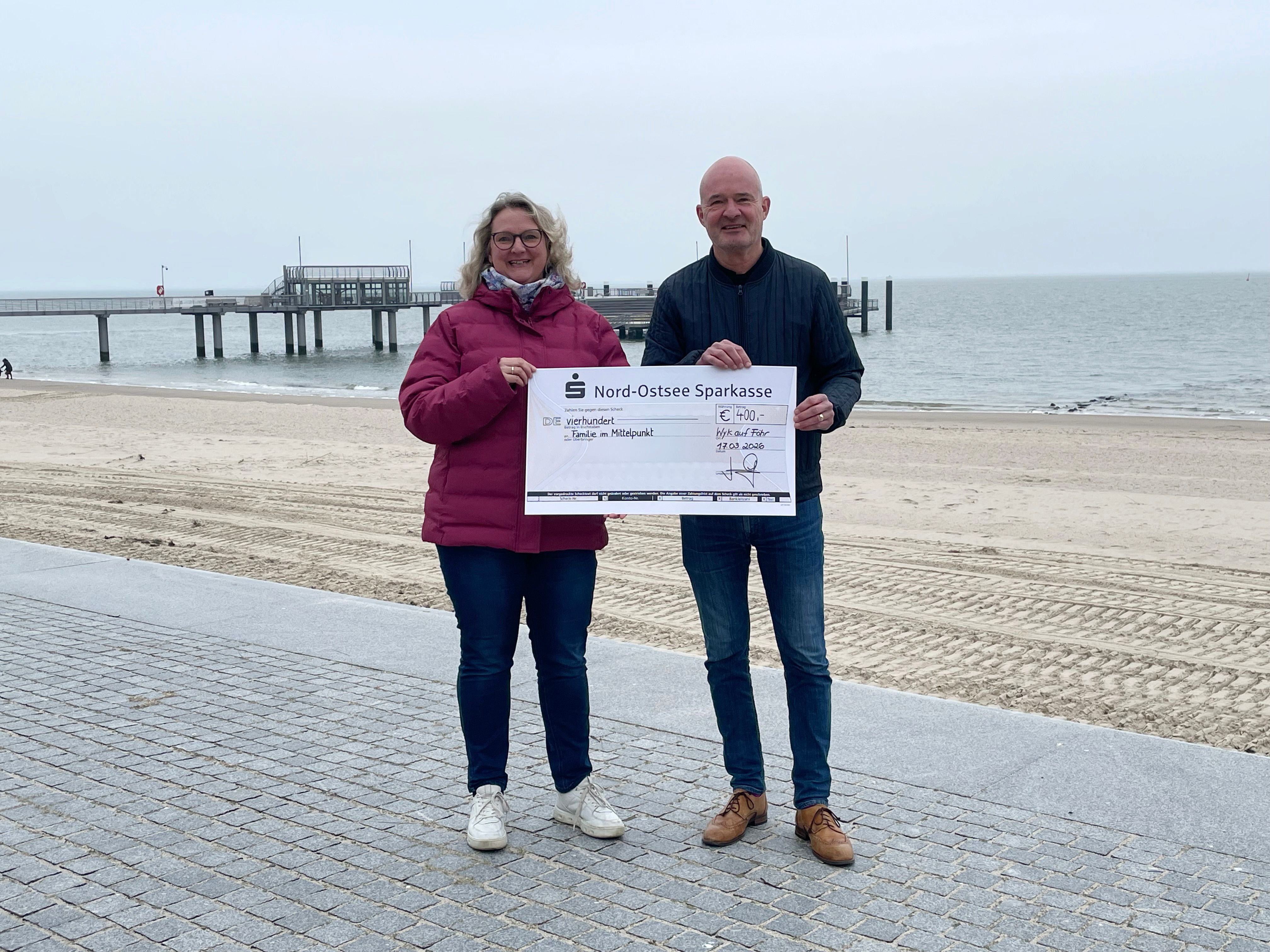 FTG-Geschäftsführer Jochen Gemeinhardt (rechts im Bild) überreicht den symbolischen Scheck an Bente Schulz von „Familie im Mittelpunkt“. 