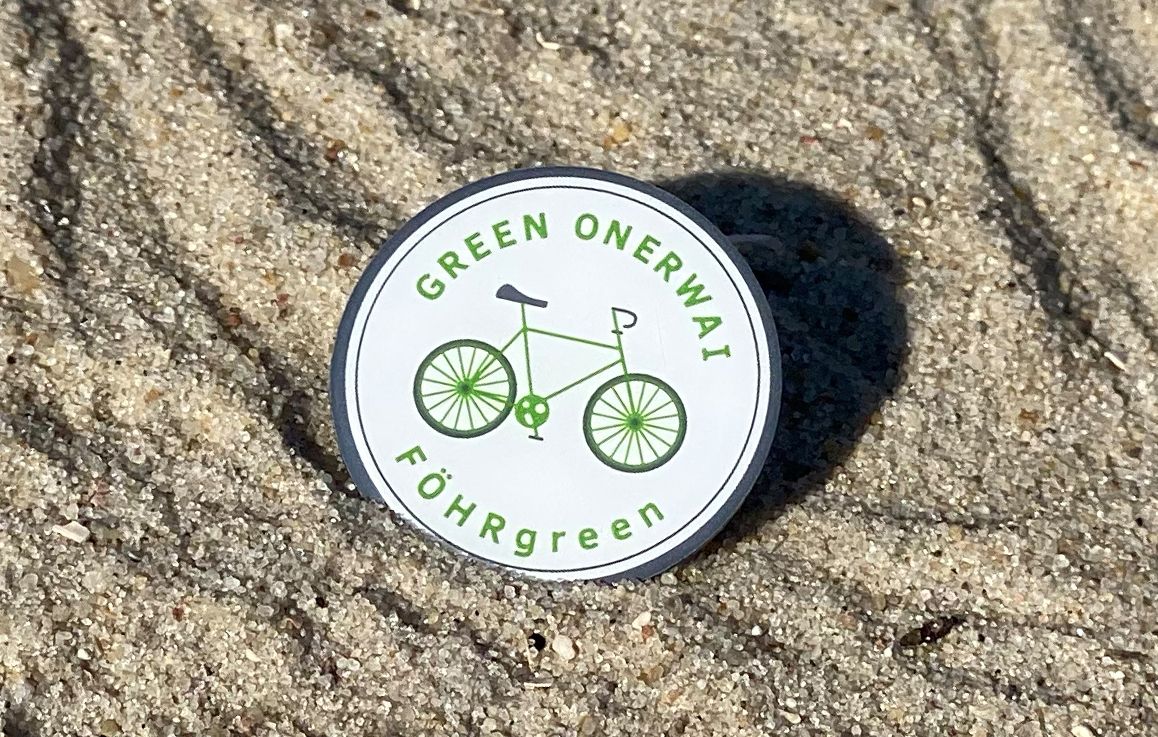 Den »green onerwai«-Anstecker erhalten alle, die mehr als zehn Stempel gesammelt haben gegen Vorlage des Stempelhefts in den Tourist-Informationen. 
