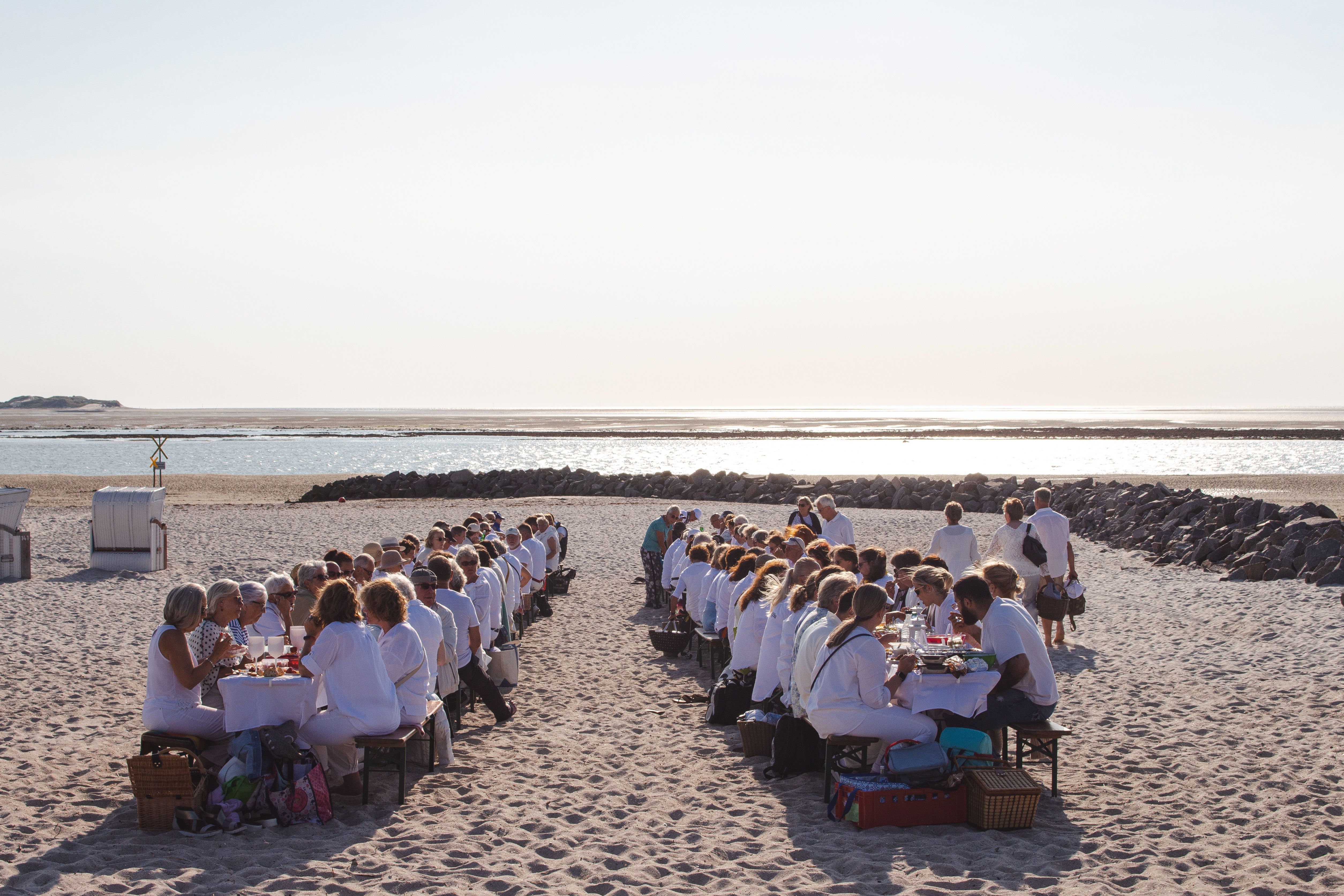 Das White Dinner am Strand von Utersum auf Föhr iim Juni 2023.