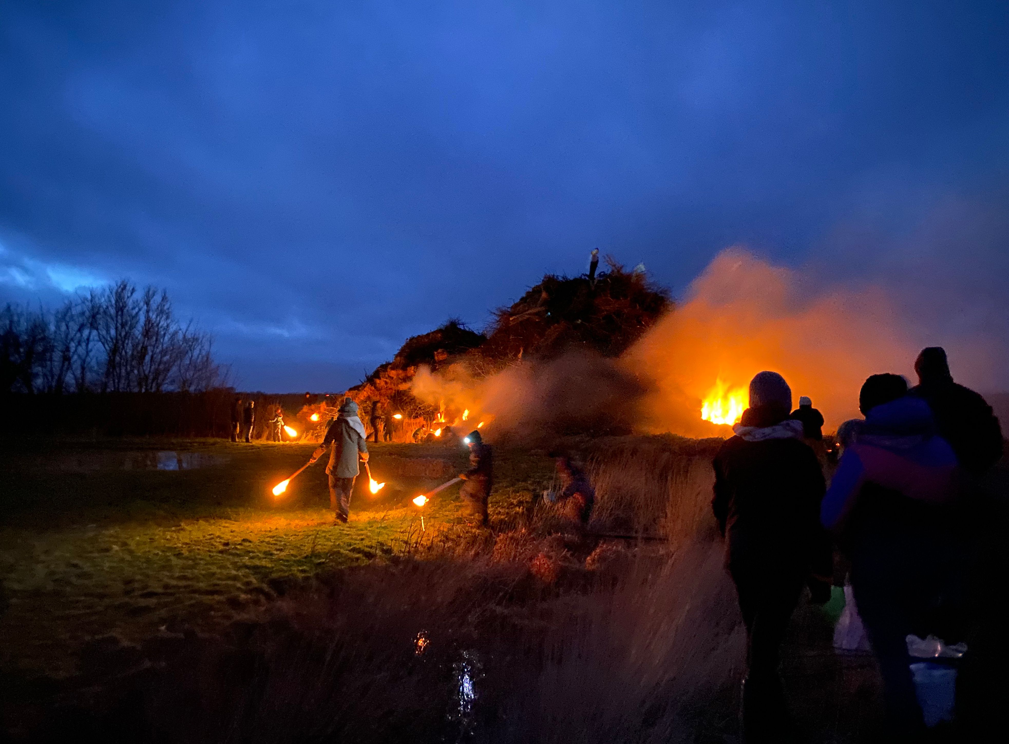 Die Biikefeuer auf Föhr ziehen jedes Jahr zahlreiche Inselbewohner und Gäste an.
