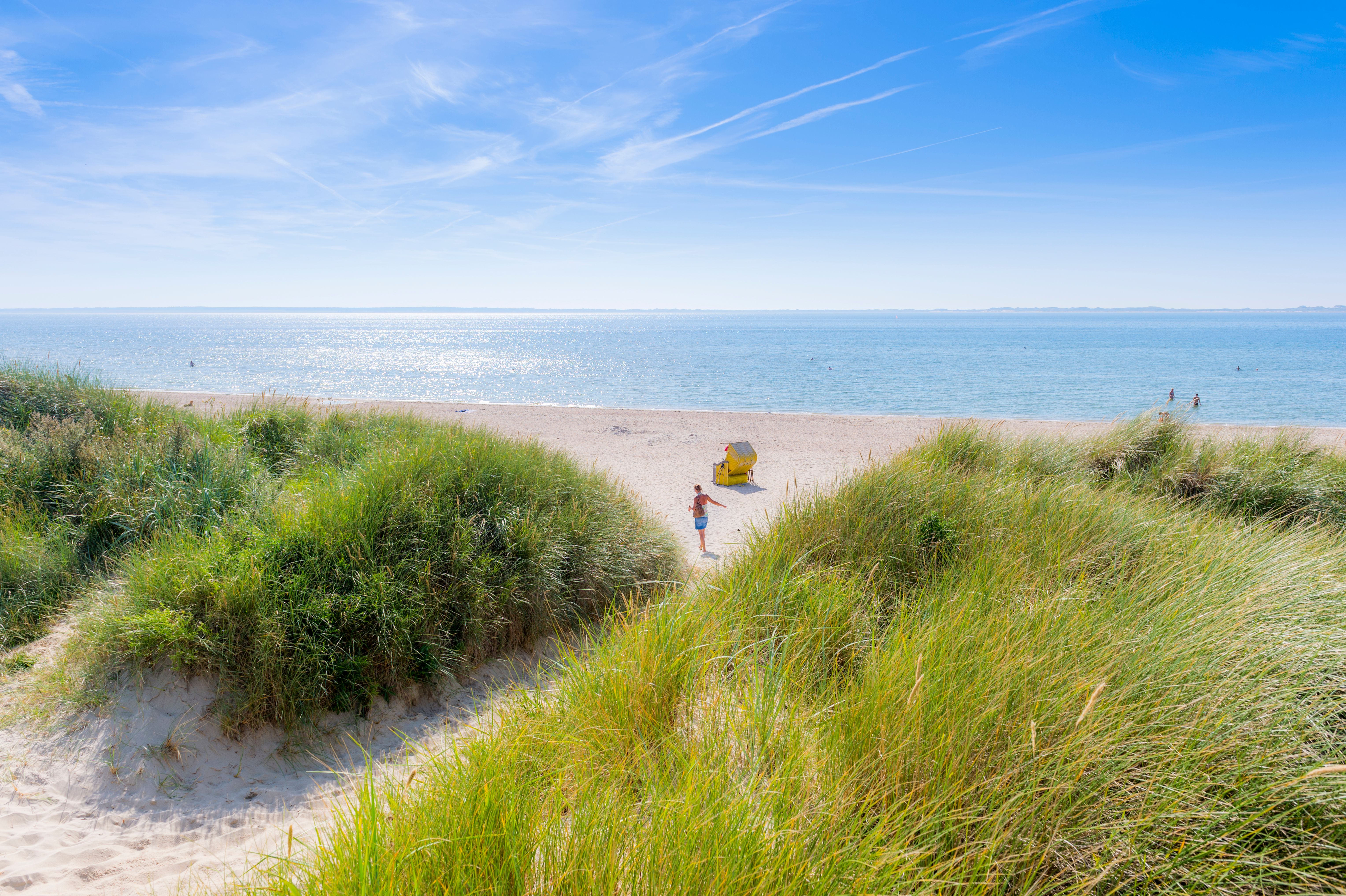 Frau am Strand auf Föhr