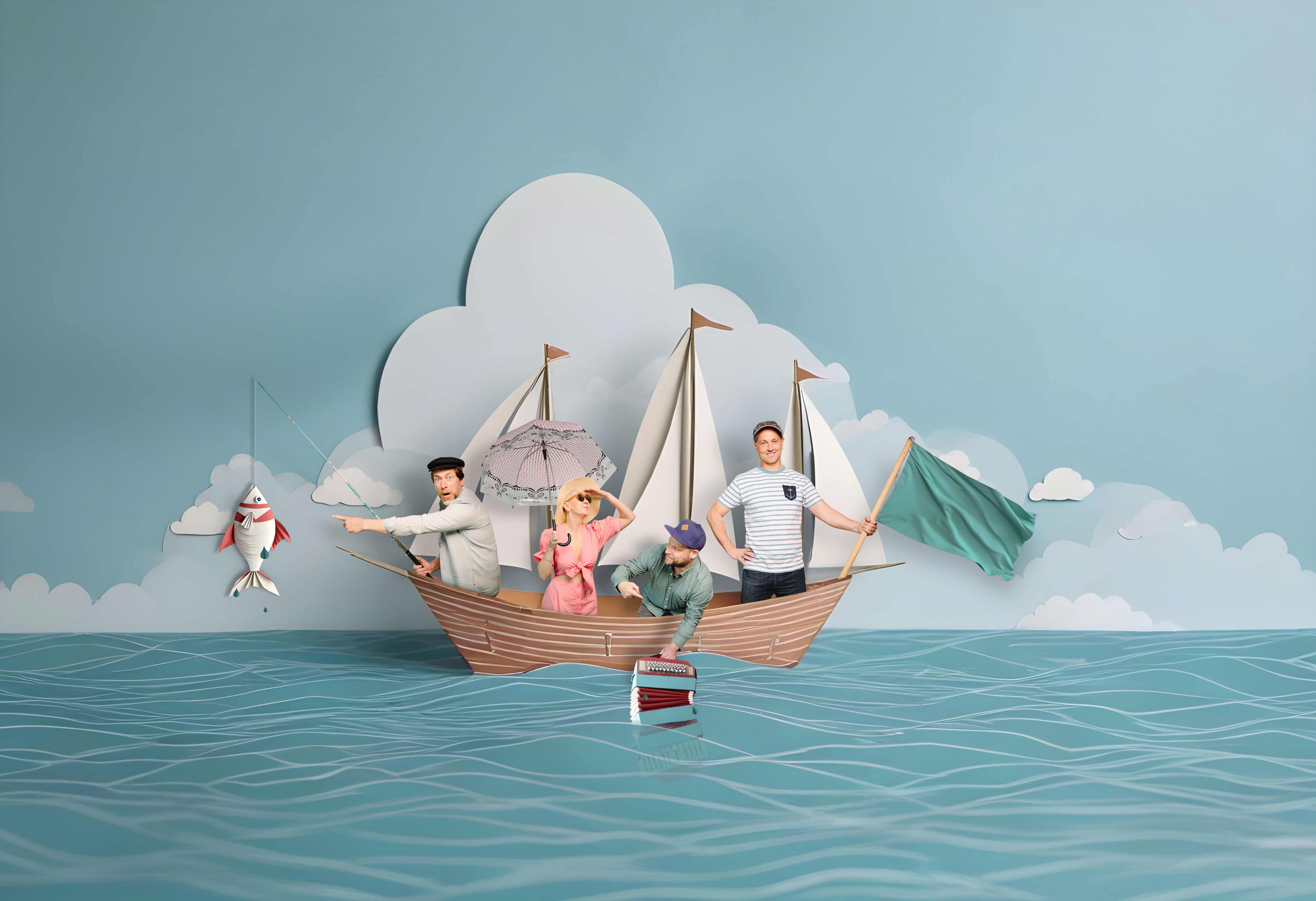 Vier lächelnde Mitglieder der Band Godewind vor einer Collage mit einem Papiersegelboot