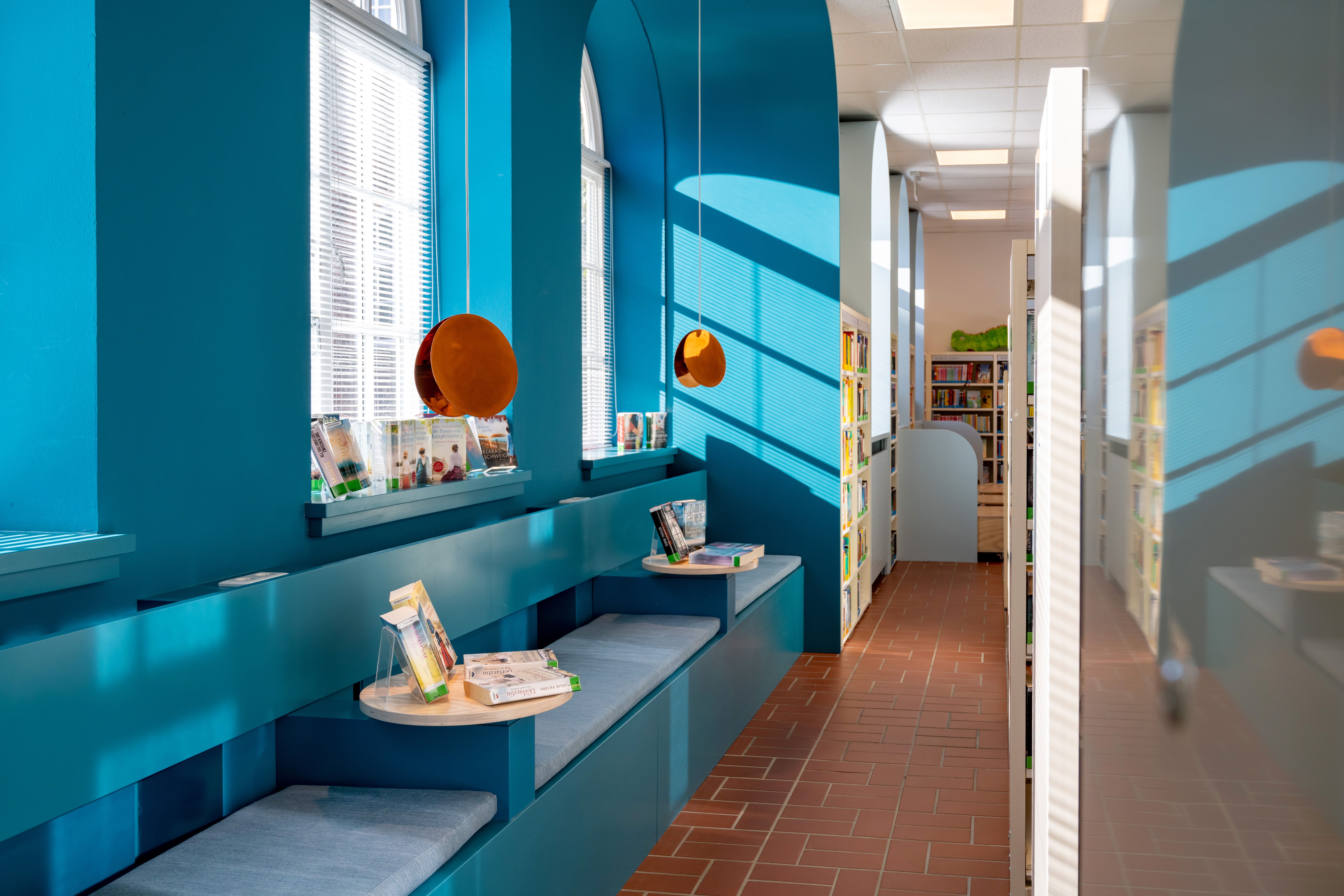 Gemütliche Lesebank und Bücherregal Stadtbücherei Wyk auf Föhr